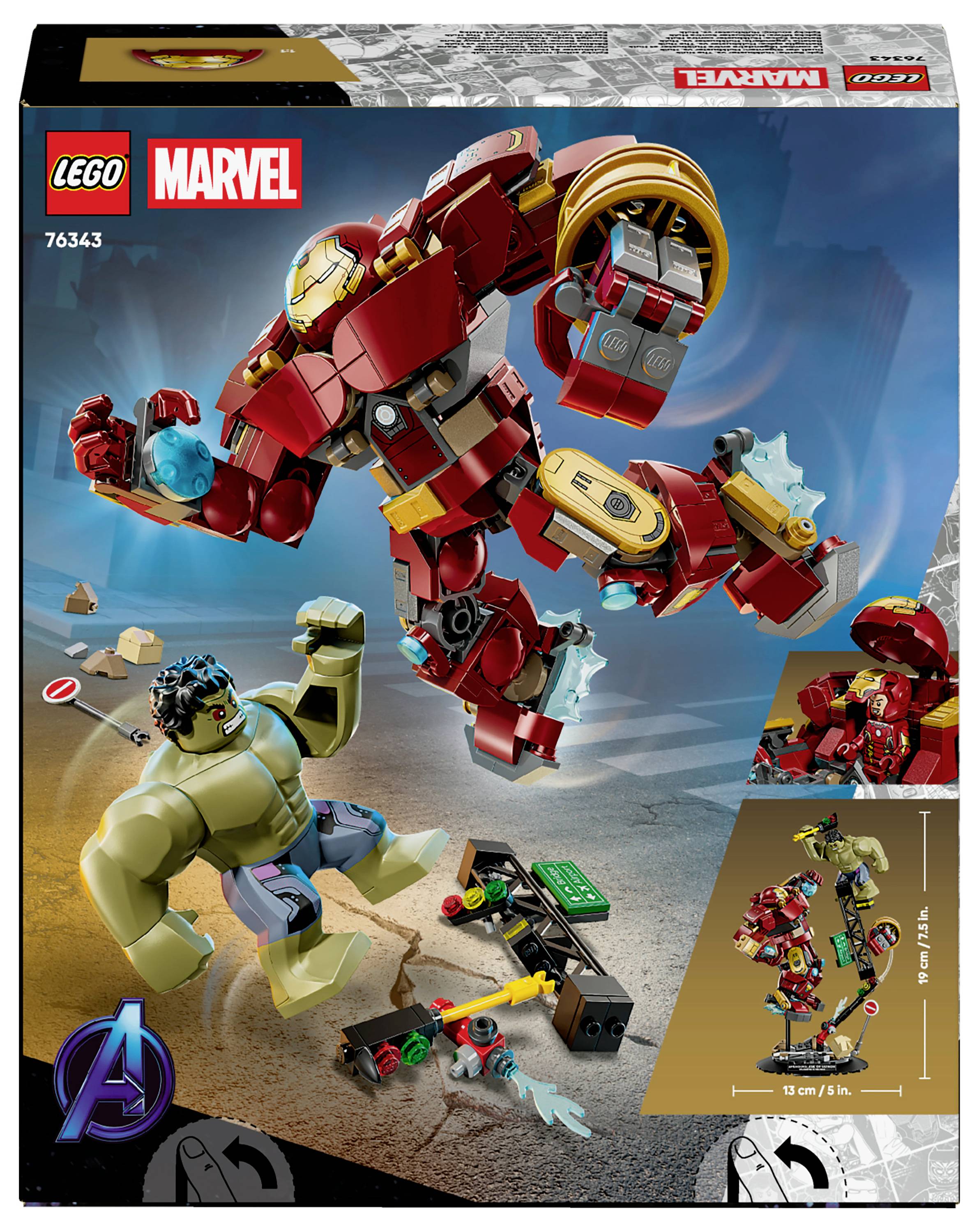 Lego Marvel Set 76343 mit Iron Man Hulkbuster und Hulk-Figuren in einer dynamischen Kampfszene mit Zubehör.