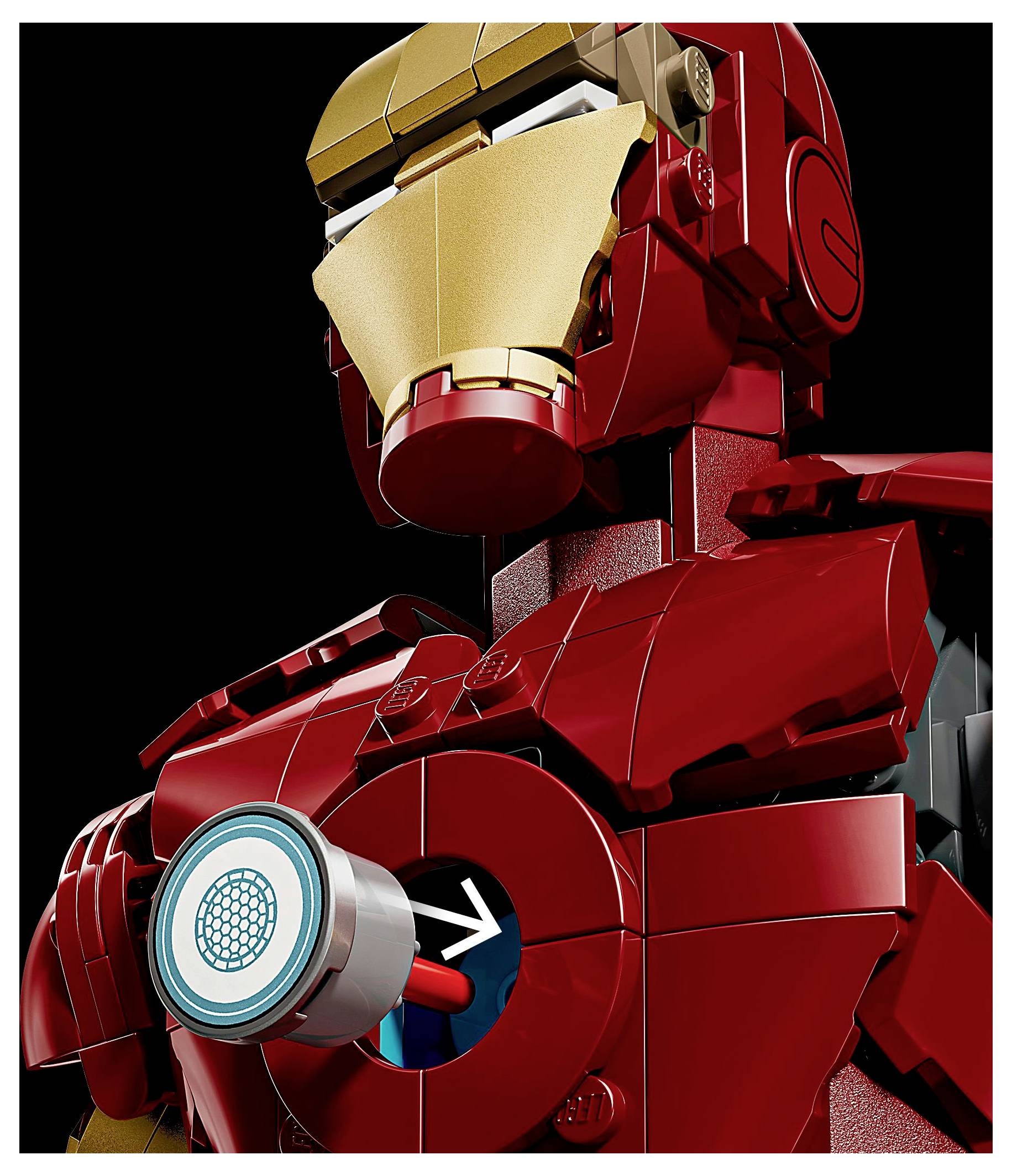Eine sehr detaillierte, rote und goldene humanoide Figur aus Konstruktionsbausteinen, die ein auffälliges kreisförmiges Gerät auf der Brust trägt.