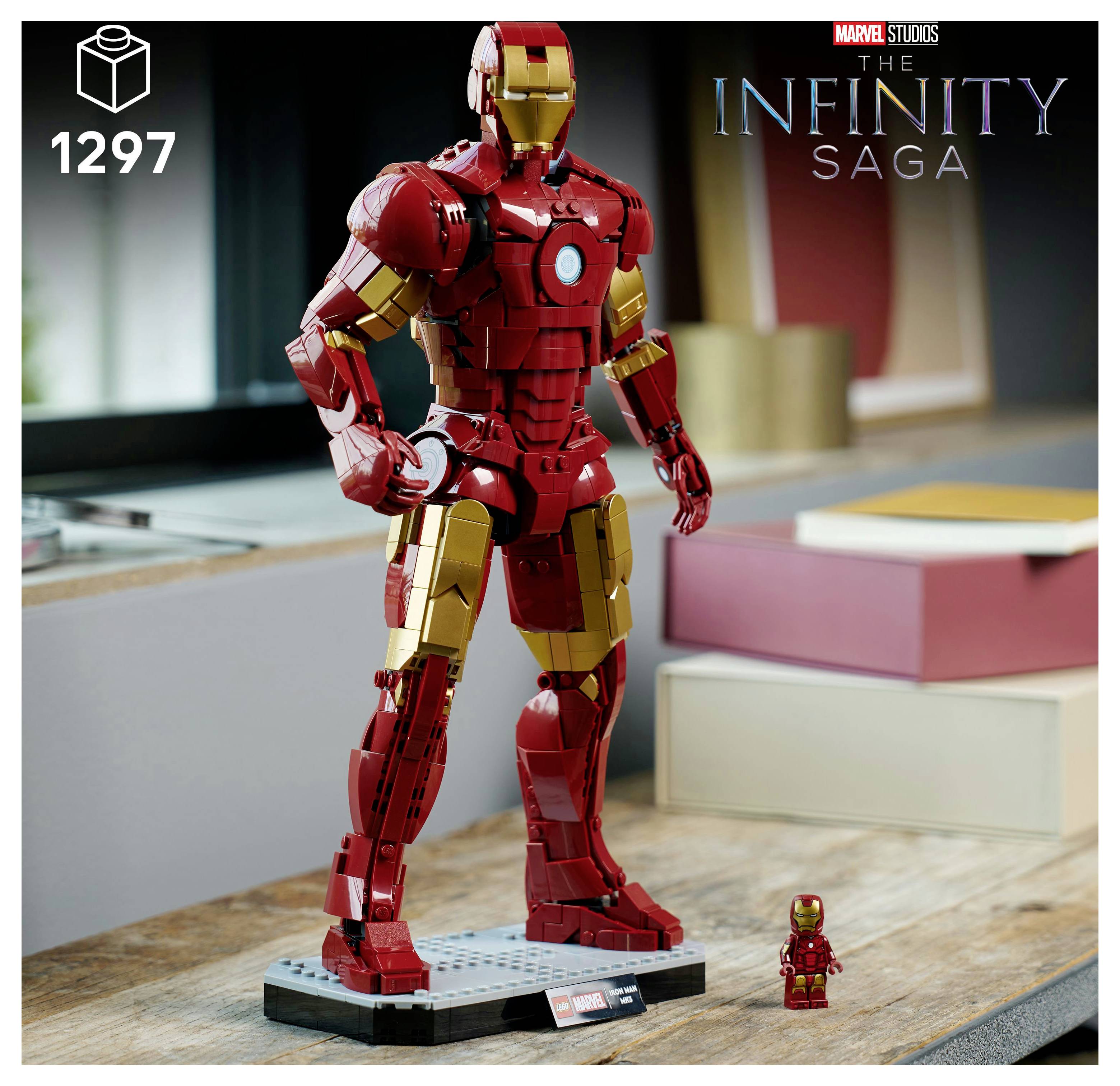 Lego Iron Man Figur aus The Infinity Saga, Set-Nummer 1297, steht auf einem Schreibtisch neben einer kleinen Miniaturversion.