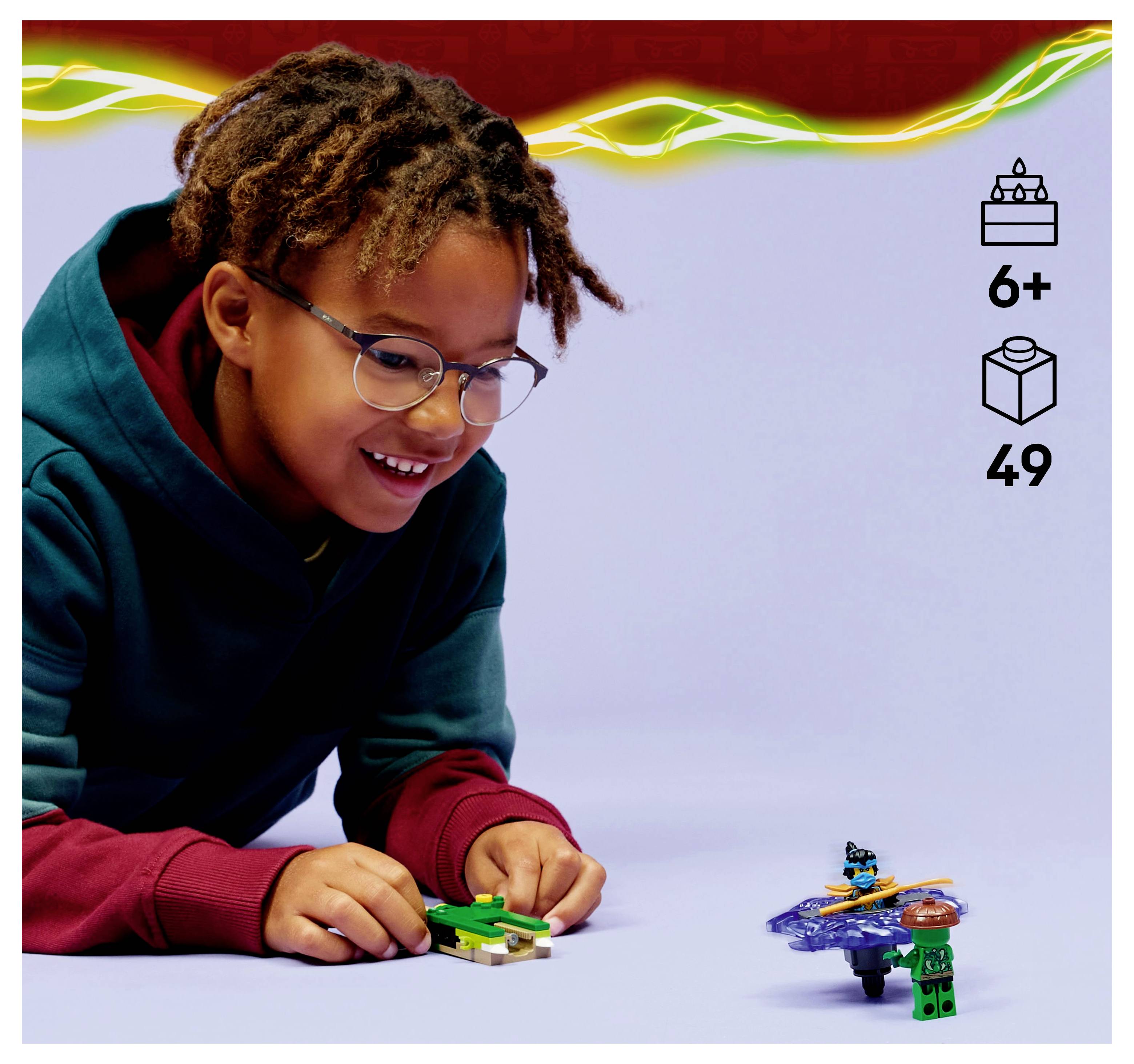 Ein Kind mit Brille und Dreadlocks in einem Hoodie, das auf dem Boden mit LEGO-Spielzeug spielt. Die Verpackung zeigt das Alter '6+' und 49 Teile an.
