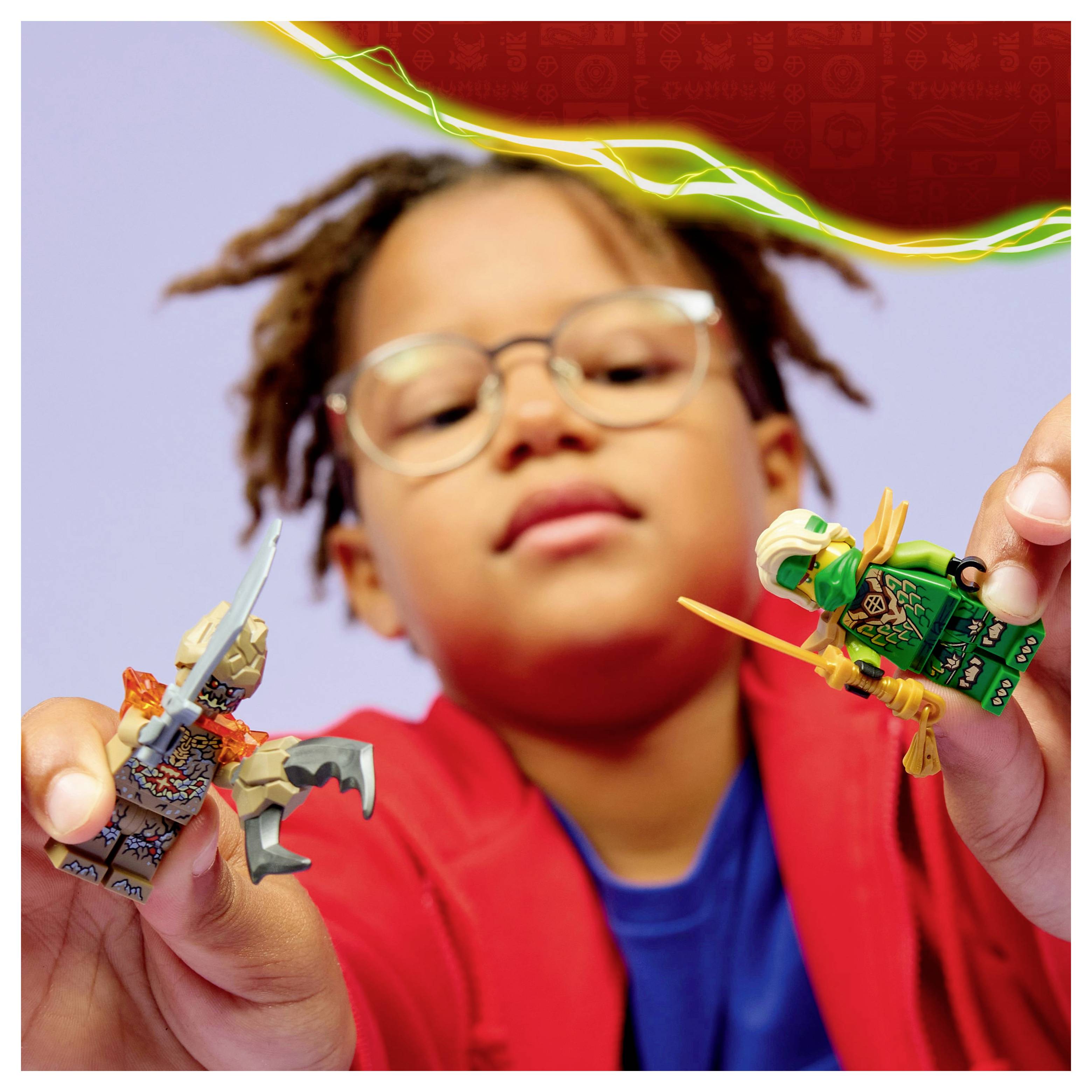 Ein Kind mit Brille und einem roten Shirt hält zwei Spielfiguren, eine davon ähnelt einem Ritter und die andere einem Ninja, vor einem bunten Hintergrund.