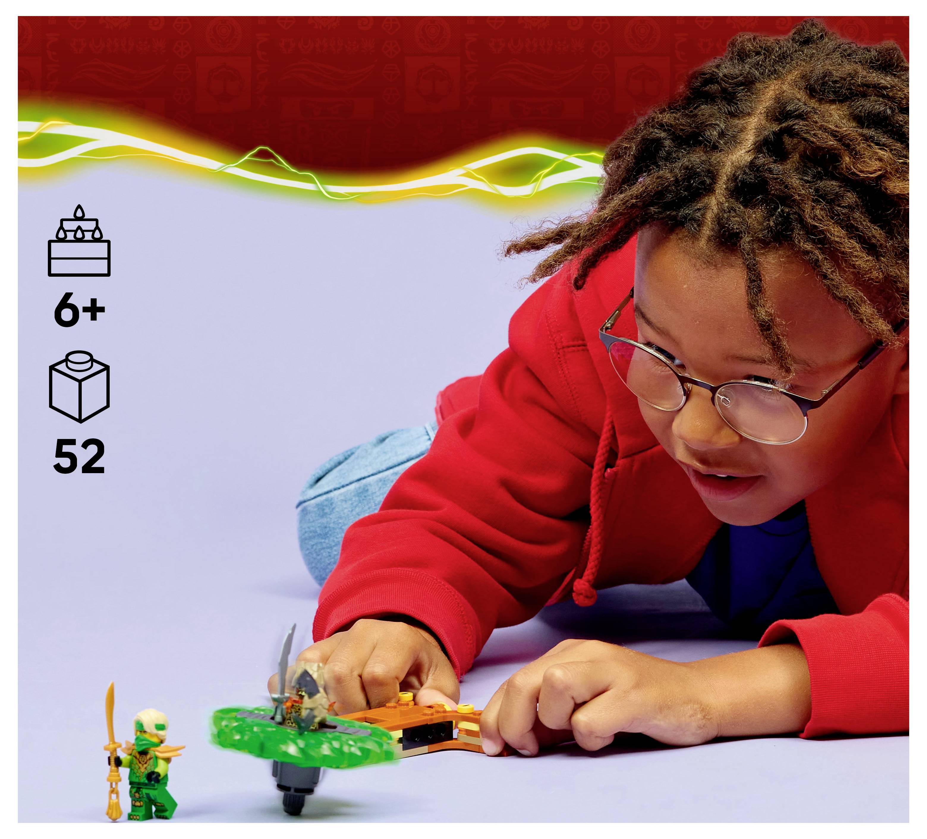Ein Kind spielt mit einem bunten Spielzeugfahrzeug und einer kleinen grünen Figur auf einer hellen Oberfläche. Symbole zeigen '6+', einen Würfel und '52', die das Alter und die Anzahl der Teile angeben.