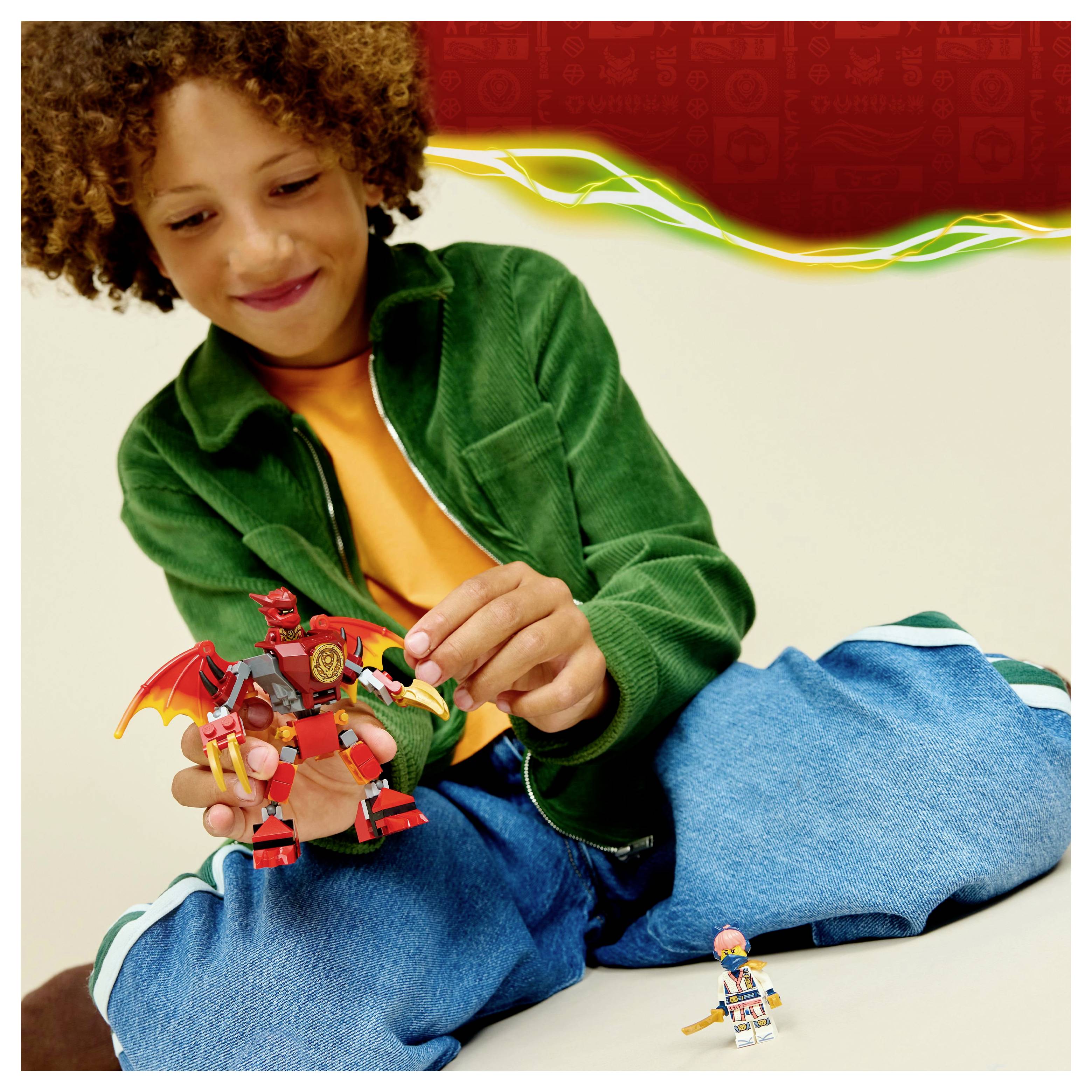 Ein Kind mit lockigem Haar spielt mit bunten Actionfiguren, eine davon mit roter Rüstung und Drachenflügeln, vor einem lebhaften, verspielten Hintergrund.