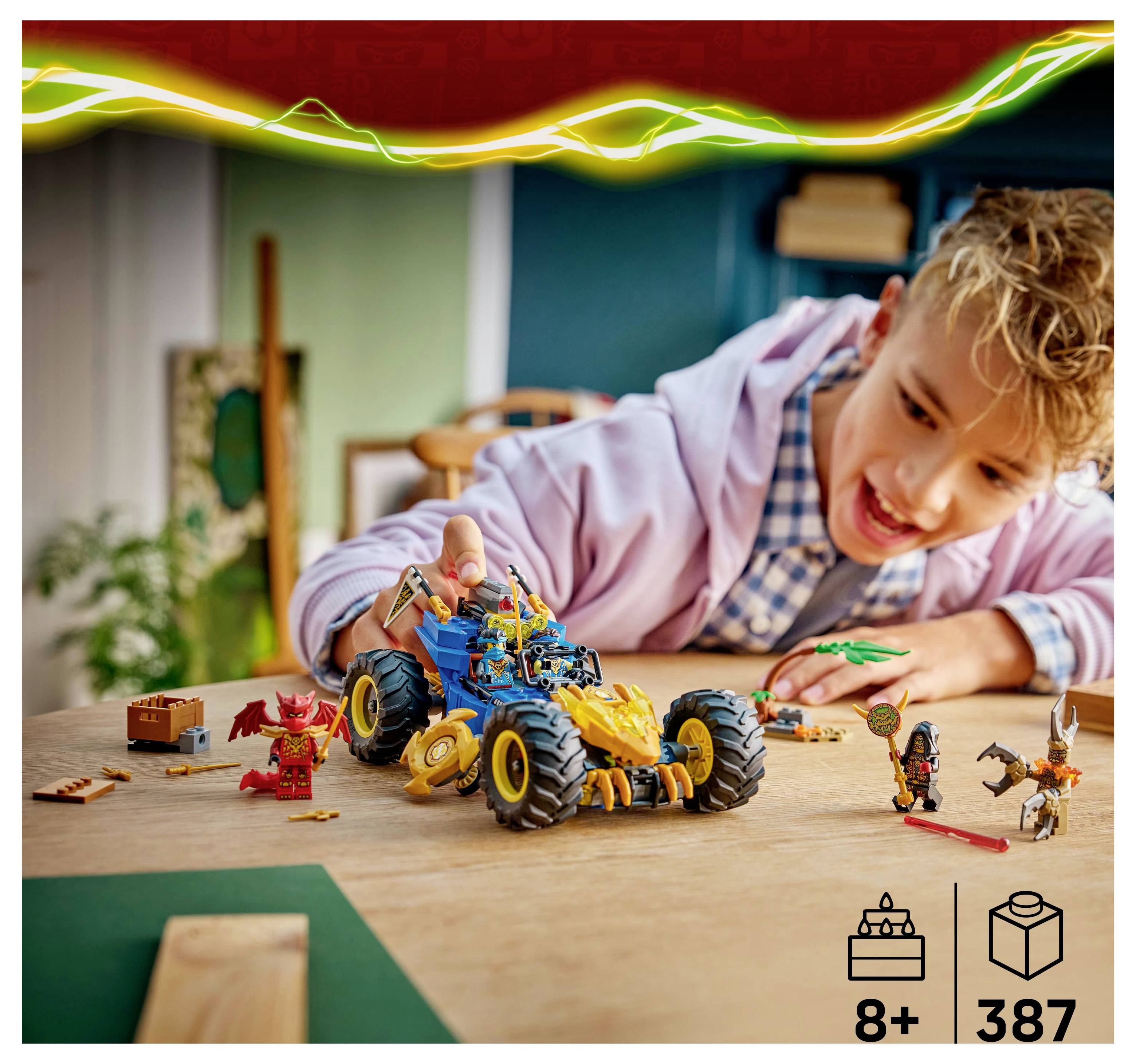 Ein Kind spielt begeistert mit einem Spielzeugfahrzeug und Actionfiguren auf einem Tisch und zeigt dabei seine Fantasie. Geeignet für Kinder ab 8 Jahren, umfasst 387 Teile.