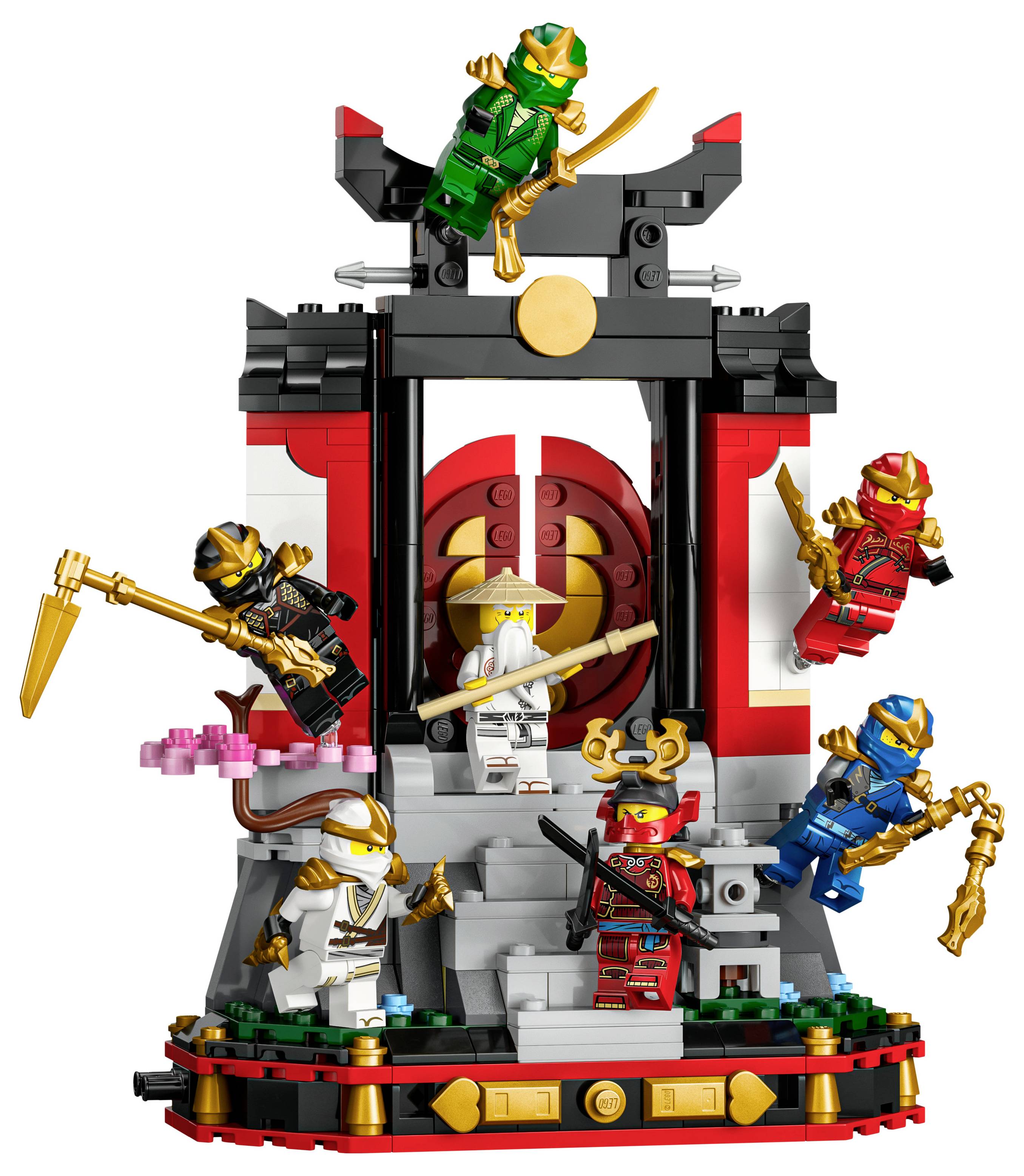 Lego-Set mit sechs Ninja-Figuren in farbenfrohen Kostümen mit Waffen, die auf einer dekorativen Tempelstruktur mit Stufen und Bögen positioniert sind.