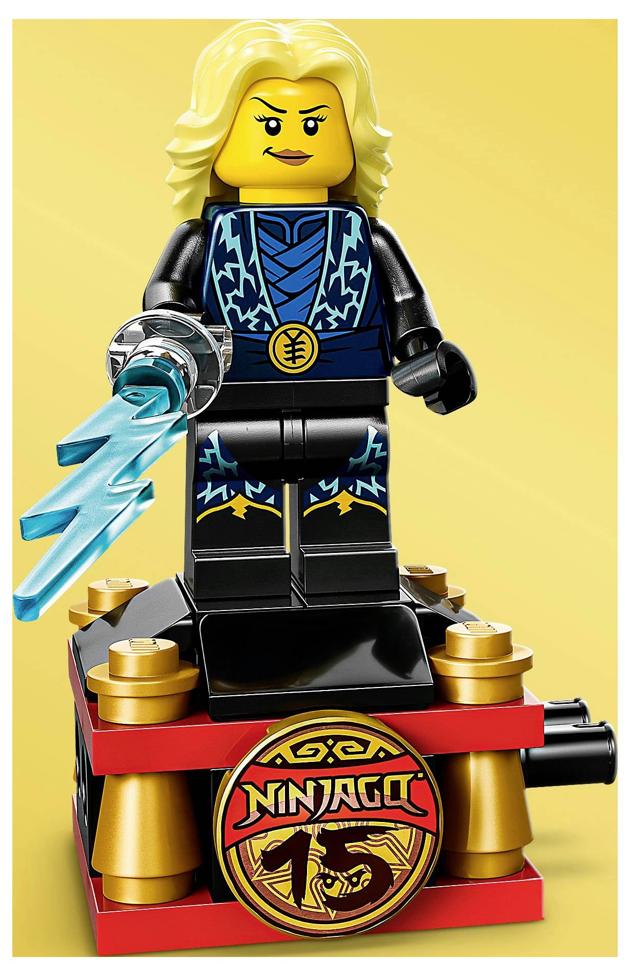 Eine LEGO-Figur einer weiblichen Ninja aus der Ninjago-Serie, die ein Blitzstück hält und auf einer dekorativen Basis mit dem 'Ninjago'-Logo steht.
