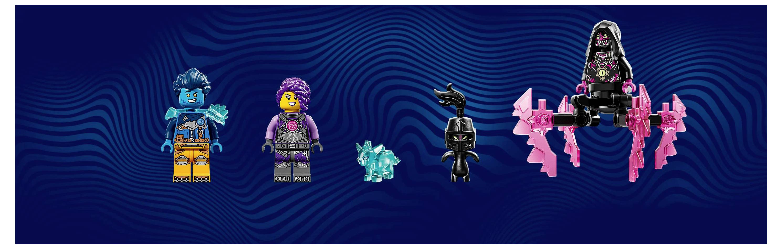 Fünf Spielzeugfiguren mit blauen und lila Designs auf einem gewellten blauen Hintergrund, darunter eine Alien-Figur und eine kleine Kreatur.
