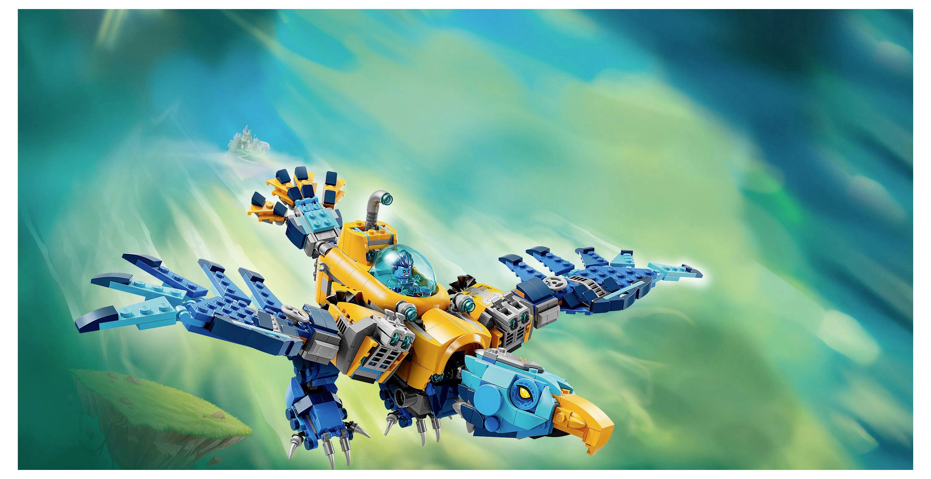 Ein blau-oranger Robotervogel mit gegliederten Flügeln, der einem Adler ähnelt, fliegt vor einem verschwommenen grün-türkisfarbenen Hintergrund.