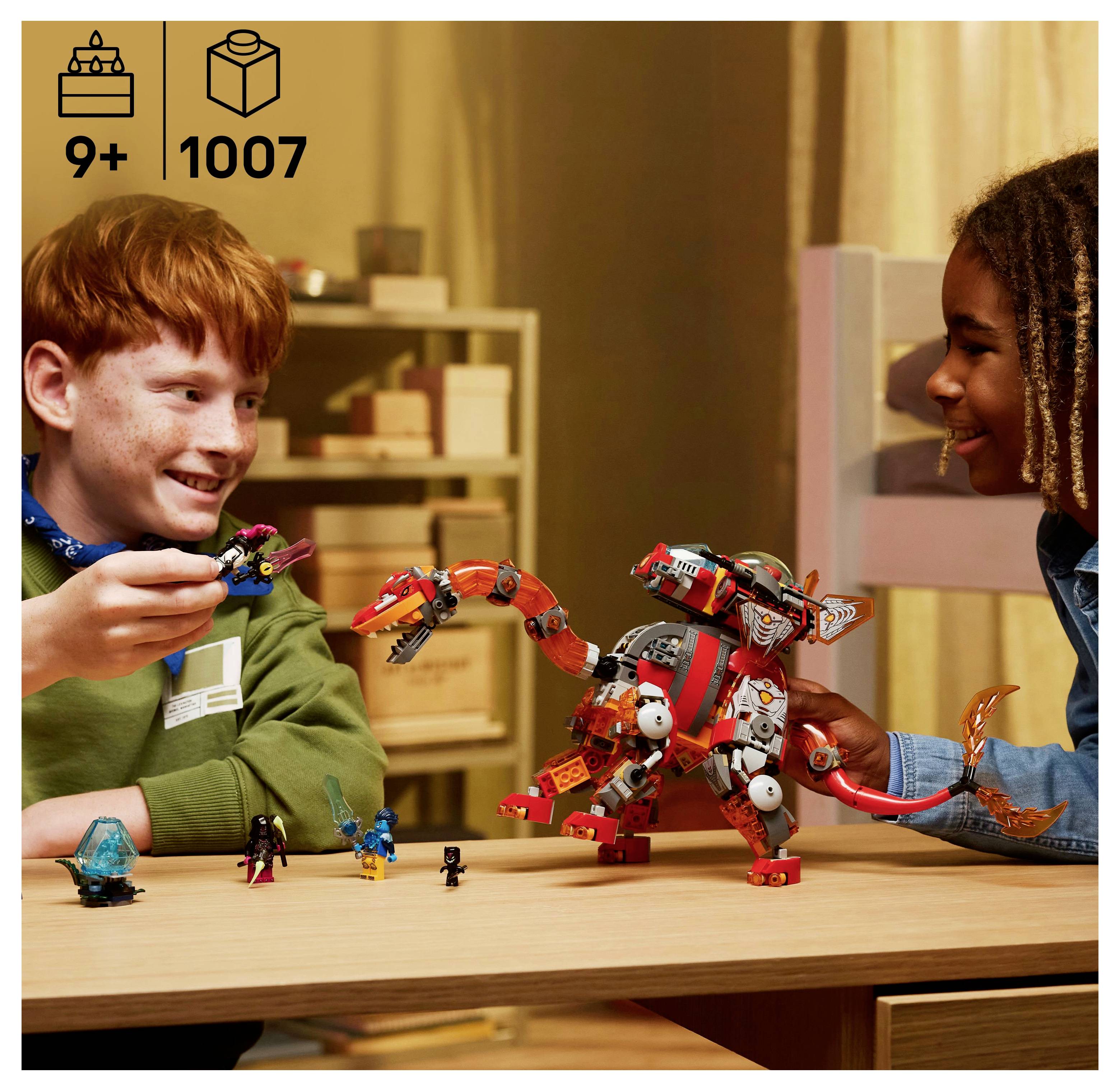 Zwei Kinder bauen ein rotes Drachenspielzeug mit verschiedenen kleinen Spielzeugteilen auf einem Tisch, lächeln und interagieren in einem warmen Innenraum.