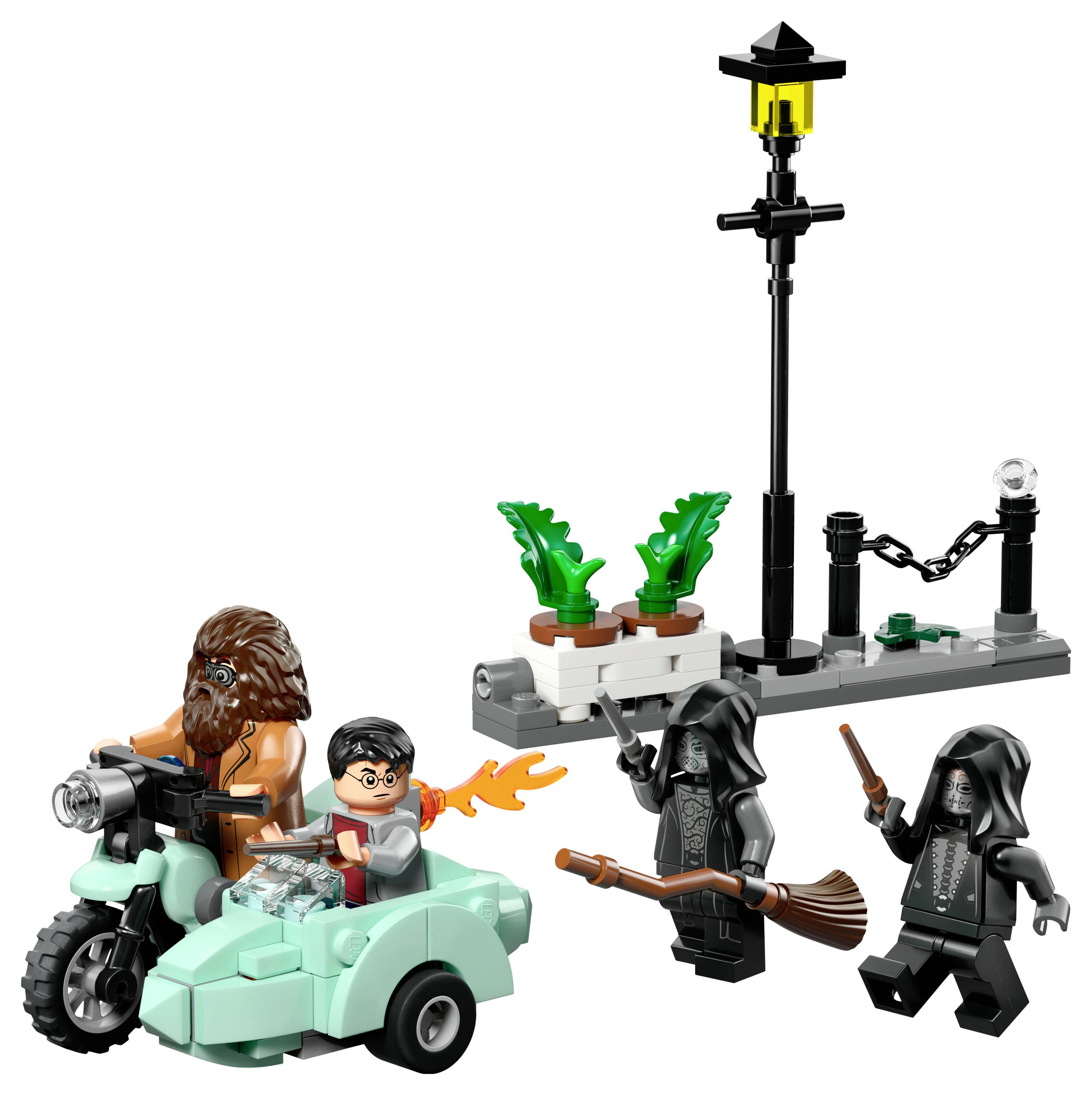 Lego-Szene mit Charakteren auf einem Motorrad mit Beiwagen, verfolgt von zwei vermummten Gestalten. Der Hintergrund umfasst eine Straßenlaterne und Pflanzen.