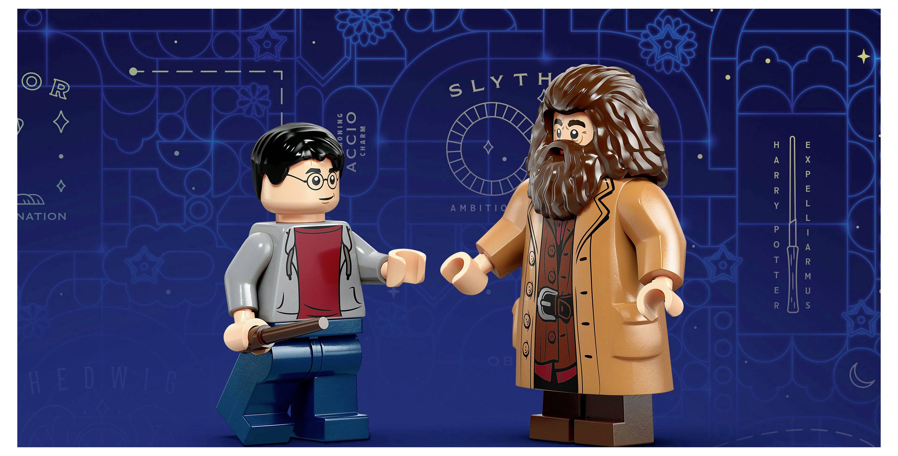 Zwei Lego-Figuren: eine mit Brille und Zauberstab, eine andere mit Bart in einem braunen Mantel, vor einem blauen gemusterten Hintergrund.