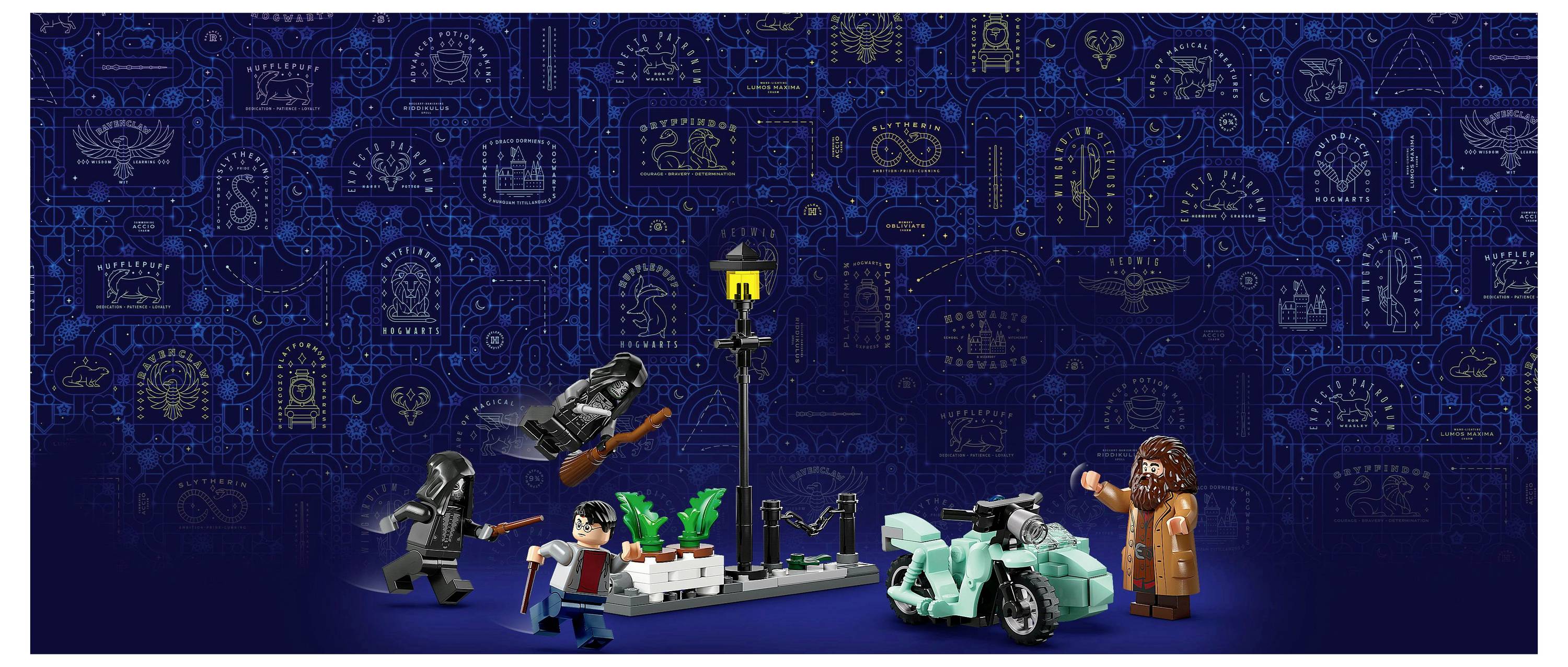 Eine LEGO-Szene mit Harry-Potter-Charakteren in einer magischen Umgebung. Zeigt ein Motorrad, eine Straßenlaterne und einen mystischen Hintergrund.