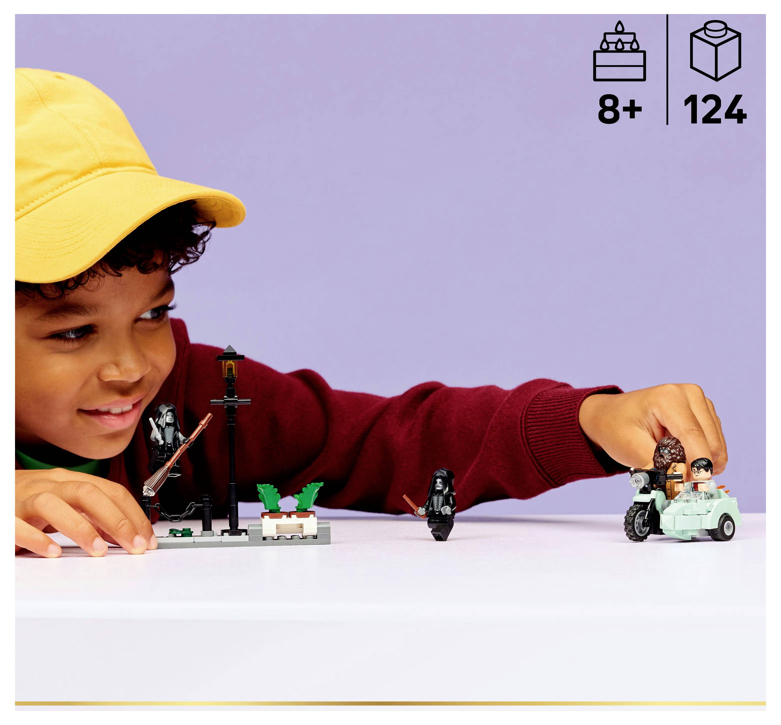 Ein Kind mit einer gelben Kappe spielt mit einem Bausteinspielzeug-Set, das Figuren und ein Motorrad enthält. Symbole zeigen das Alter 8+ und 124 Teile an.