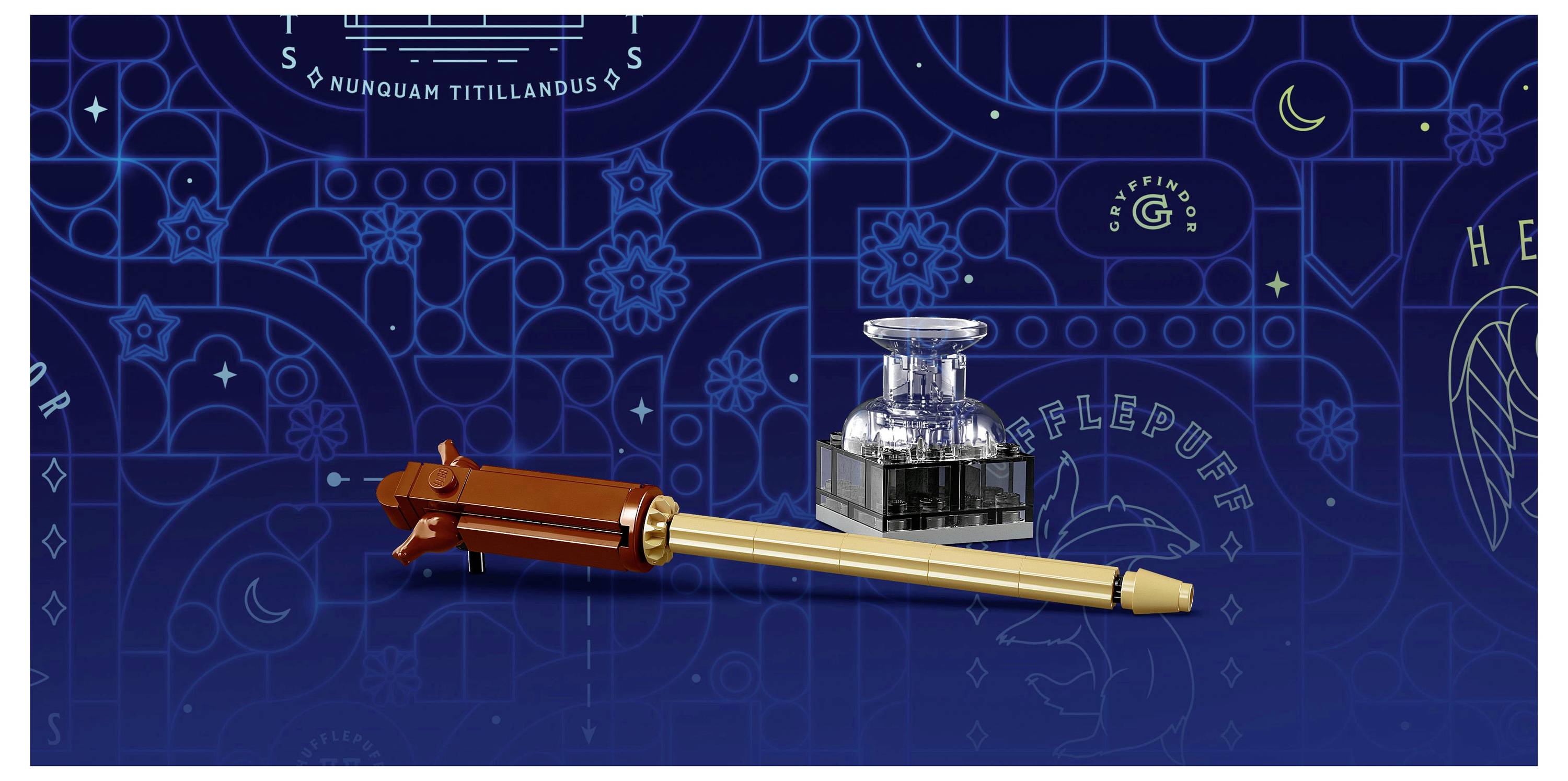 Eine Schreibfeder und eine Tintenflasche vor einem blauen Hintergrund mit kunstvollen, magisch-thematischen Designs und Symbolen.