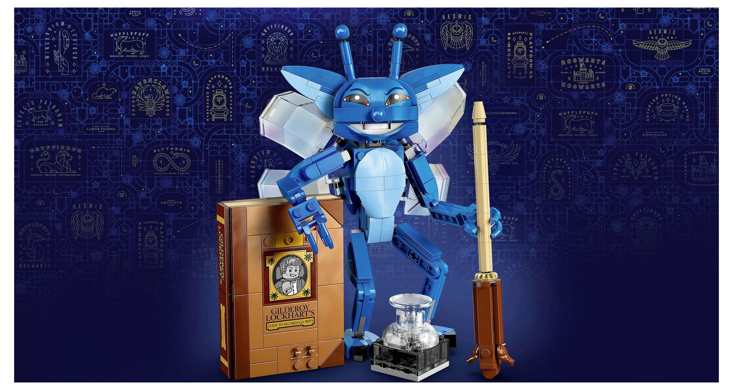 Eine blaue, mechanische, insektenähnliche Kreatur steht neben einem Buch, einem Besen und einer Glaskuppel auf einem dunklen, zahnradgemusterten Hintergrund.