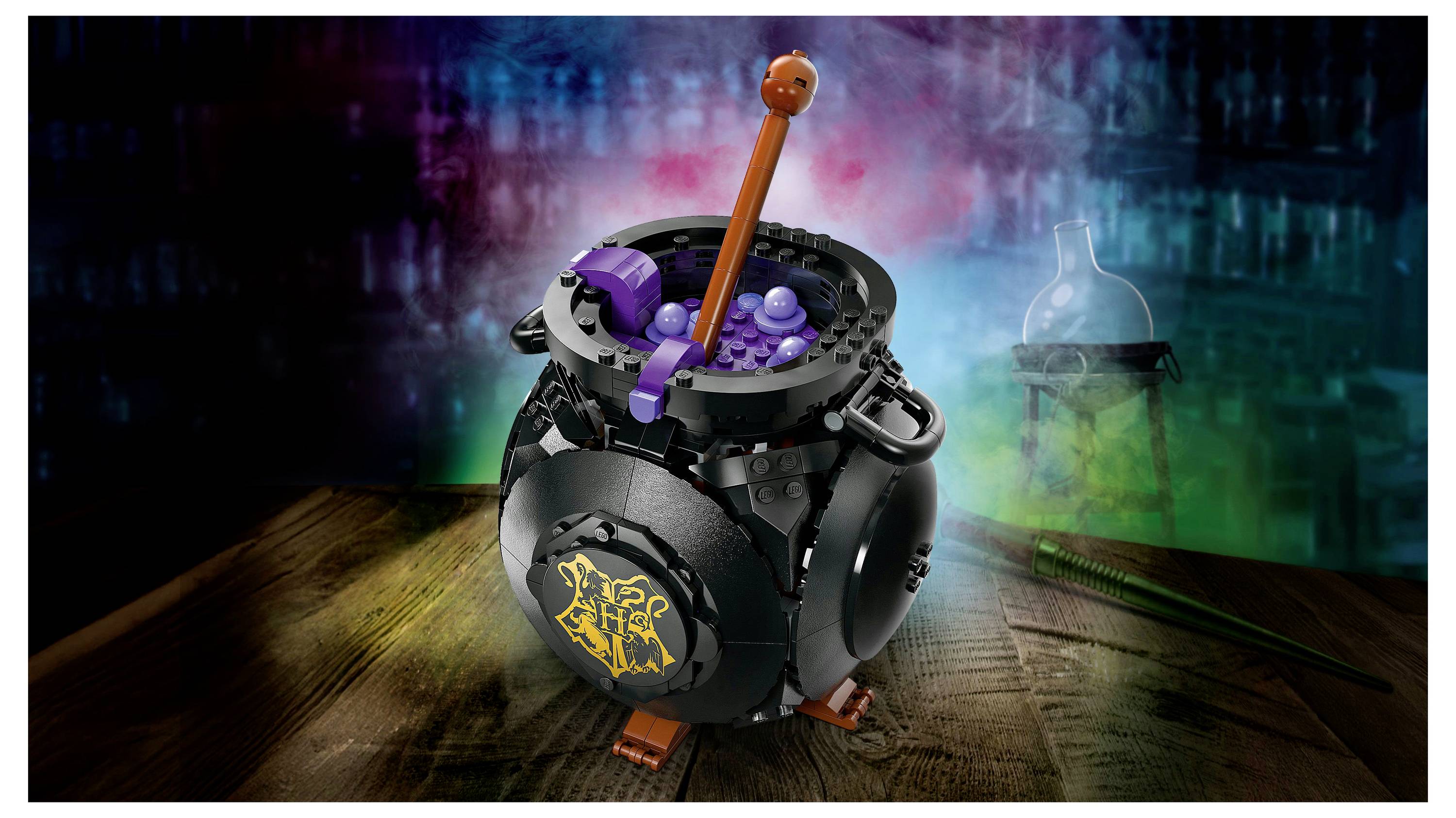 Ein schwarzer Hexenkessel-Spielzeug mit einem leuchtenden Trank, versehen mit einem Rührstock und violetten Blasen, auf einem Holztisch vor einem nebligen Hintergrund.