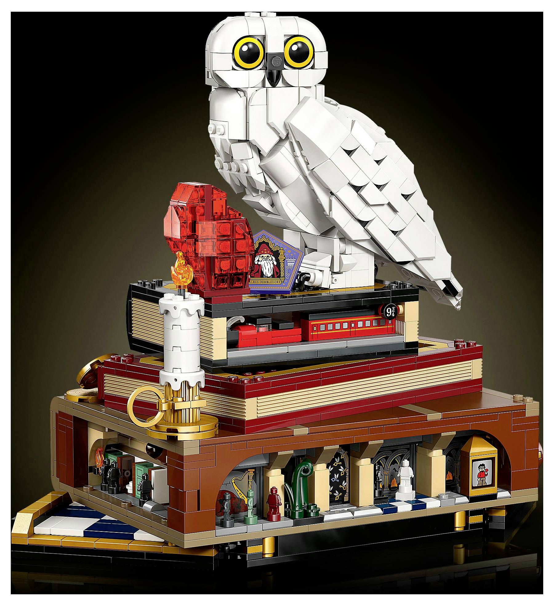 Ein LEGO-Modell mit einer großen weißen Eule, die auf einer Plattform sitzt. Darunter befindet sich ein roter Zug mit der Aufschrift „9¾