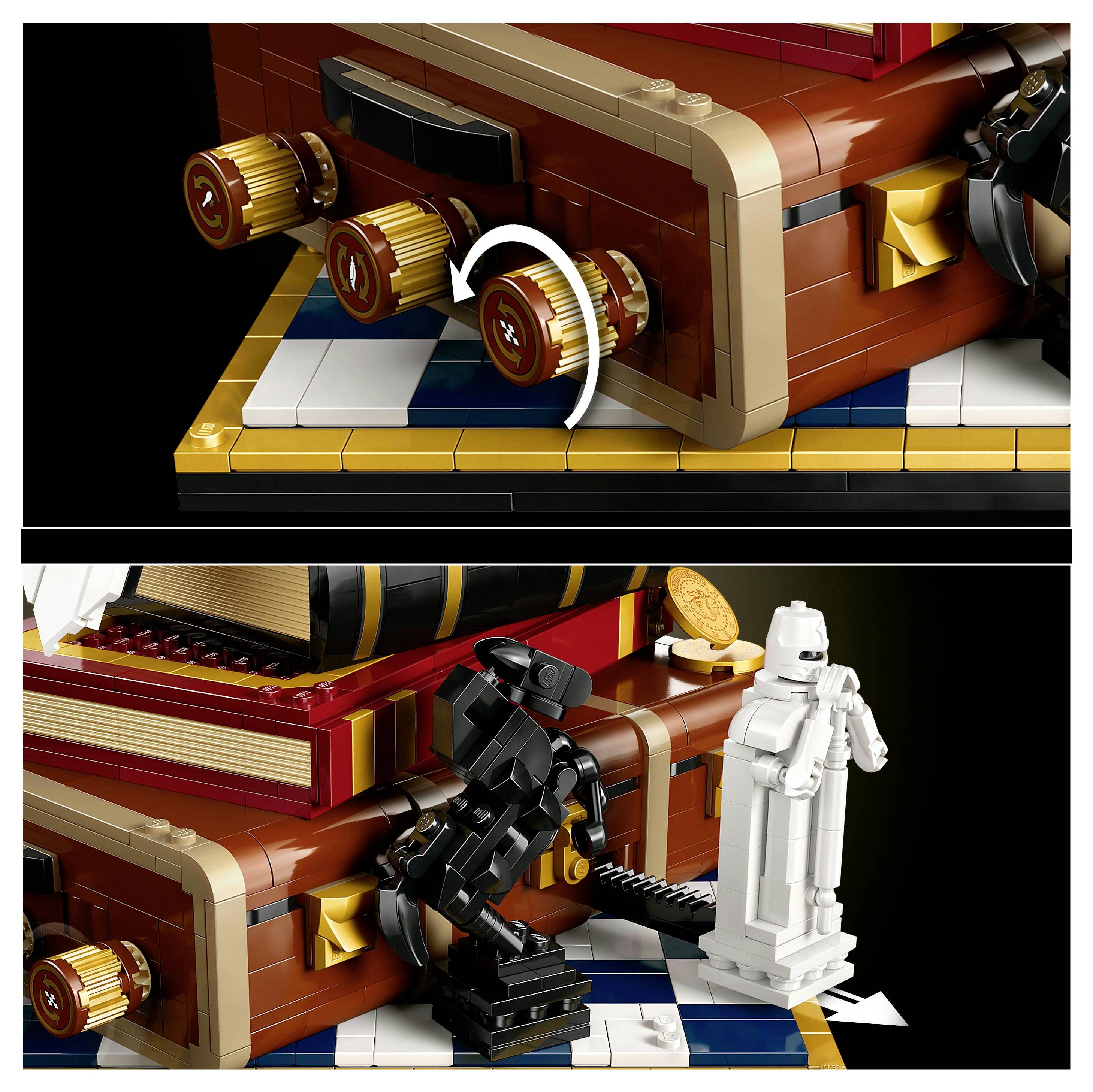 Eine LEGO-Konstruktion mit zwei Figuren, die mechanische Zahnräder auf einer braun-goldenen Basis drehen, dargestellt in zwei Perspektiven: Nahaufnahme und interaktive Ansicht.