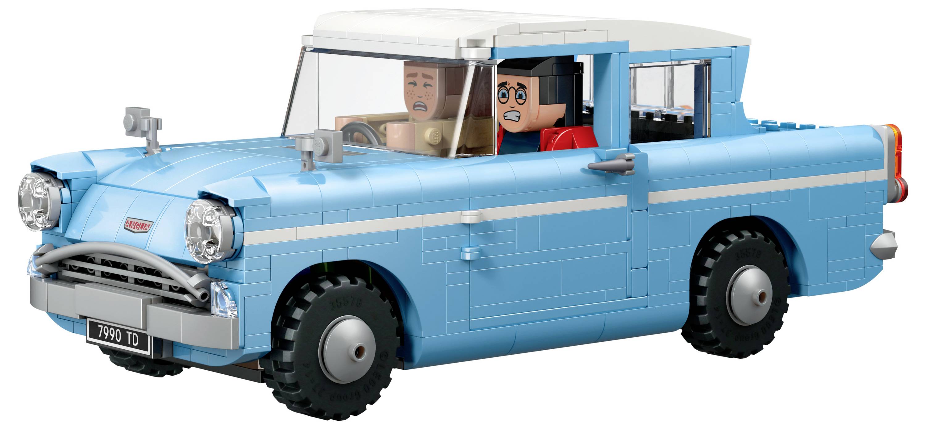 Ein Spielzeugauto, das aus ineinandergreifenden Bausteinen gebaut wurde, ähnelt einem Oldtimer in Blau mit weißem Dach und enthält zwei Spielzeugfiguren im Inneren.