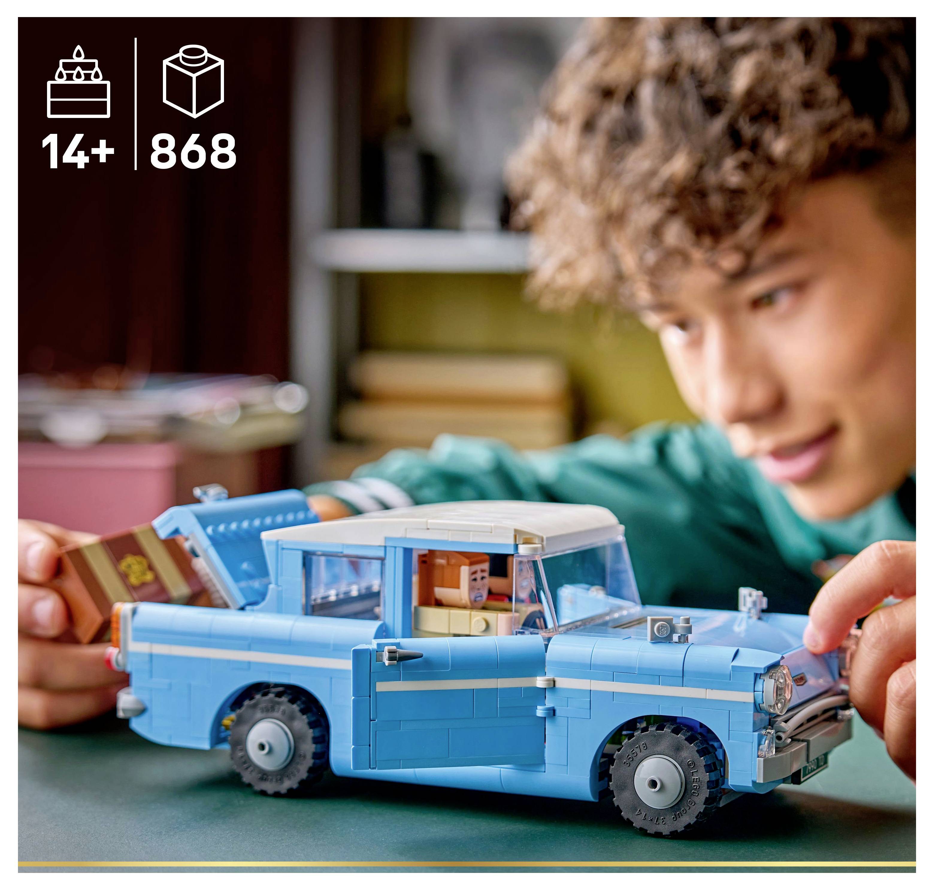 Eine Person baut ein blaues Spielzeugauto mit 868 Teilen, gekennzeichnet für Alter 14 und älter. Der Fokus liegt auf der Intrikatheit und den Details des Automodells.