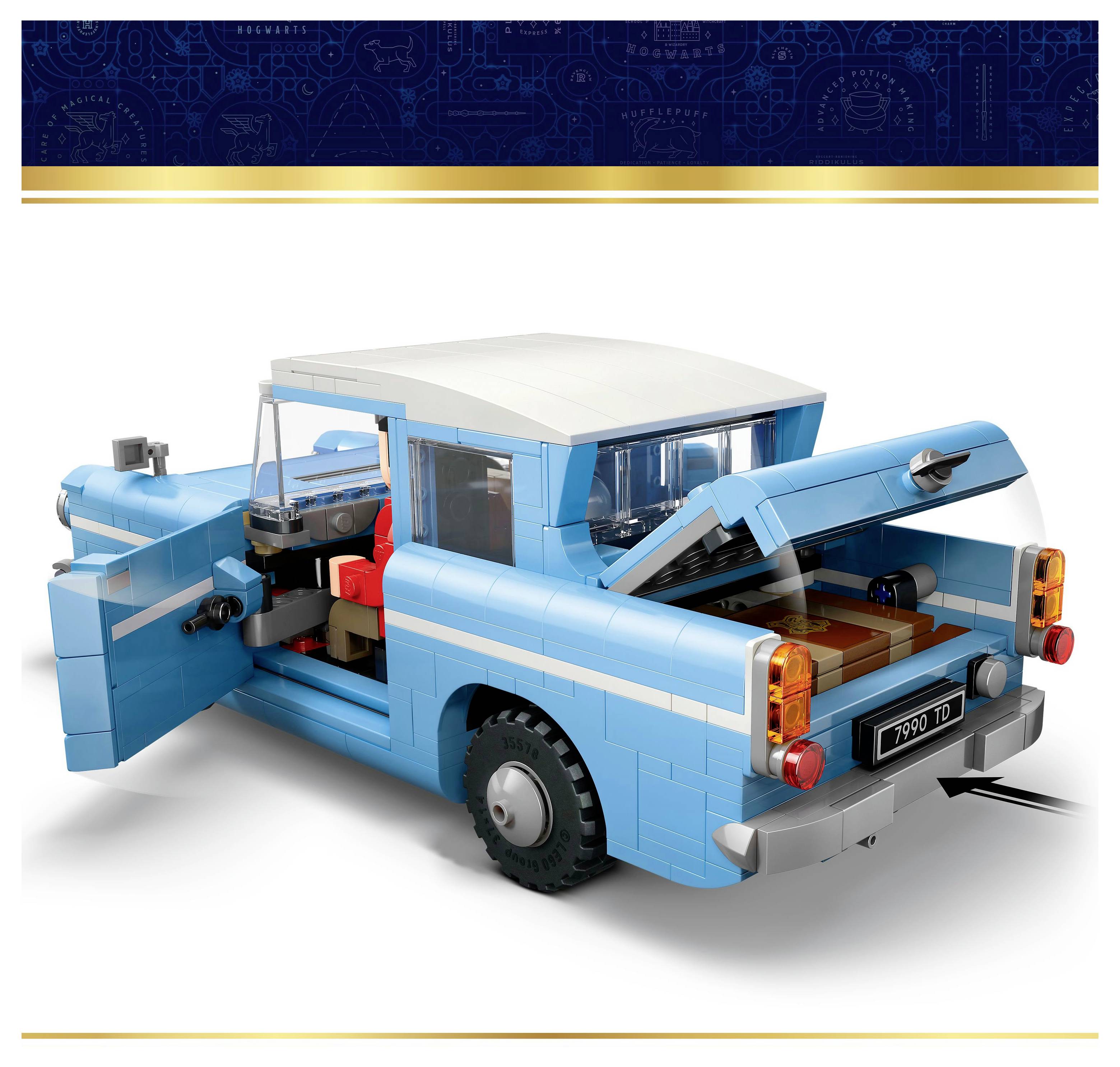 Ein blaues Spielzeugauto-Modell mit öffnenbaren Türen und einem Heckstauraum, aus ineinandergreifenden Plastiksteinen gefertigt, auf weißem Hintergrund präsentiert.