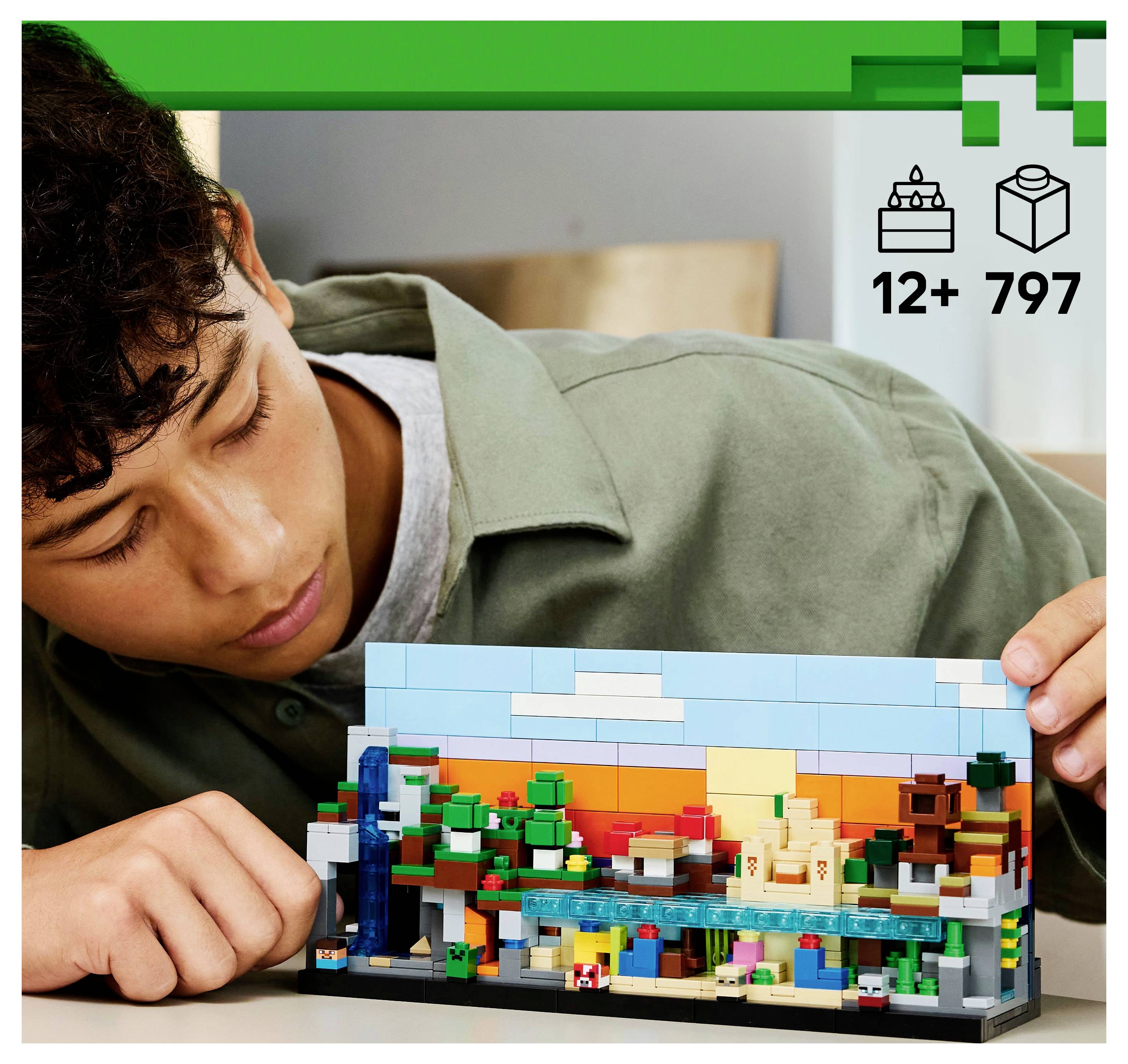 Eine Person beobachtet ein Lego-Set, das eine Minecraft-Landschaft mit Sonnenuntergang-Hintergrund darstellt. Die Schachtel zeigt '12+' und '797' Teile.