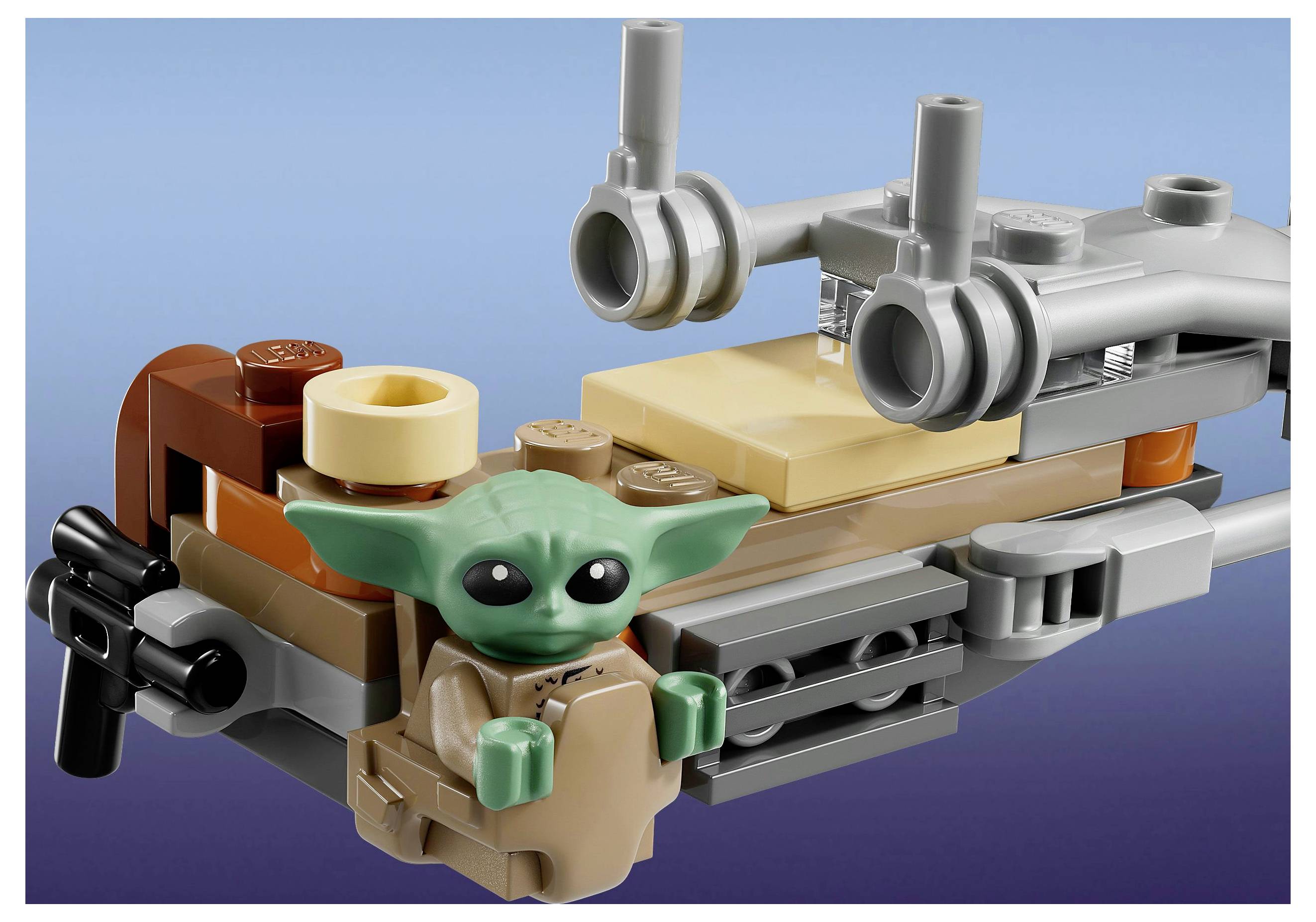 Ein kleines LEGO-Modell, das eine grüne Figur mit großen Augen in einem futuristischen, grau und braun gehaltenen Fahrzeug vor einem Verlaufshintergrund in Blau darstellt.