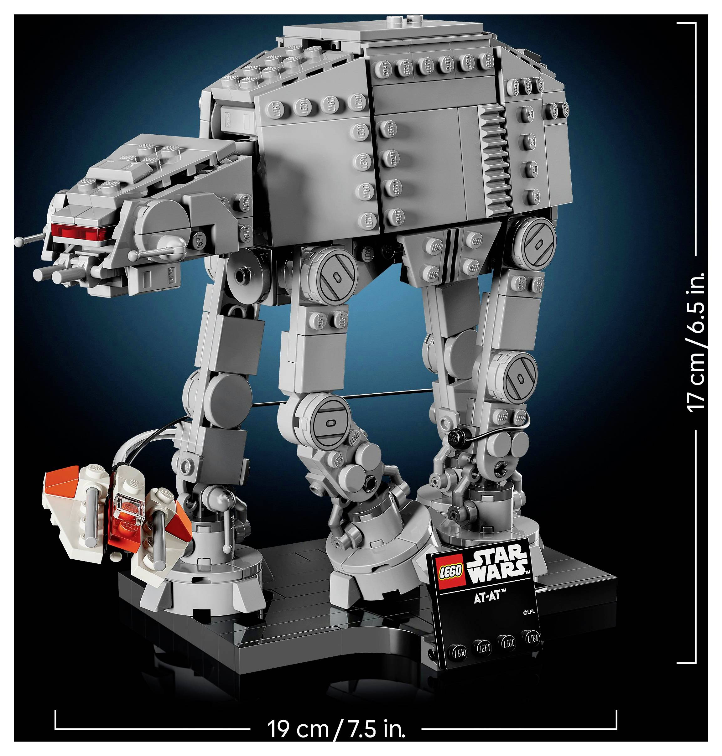 Lego Star Wars AT-AT-Modell auf einem Ständer, 19 cm breit und 17 cm hoch, mit hellblauem Hintergrund.