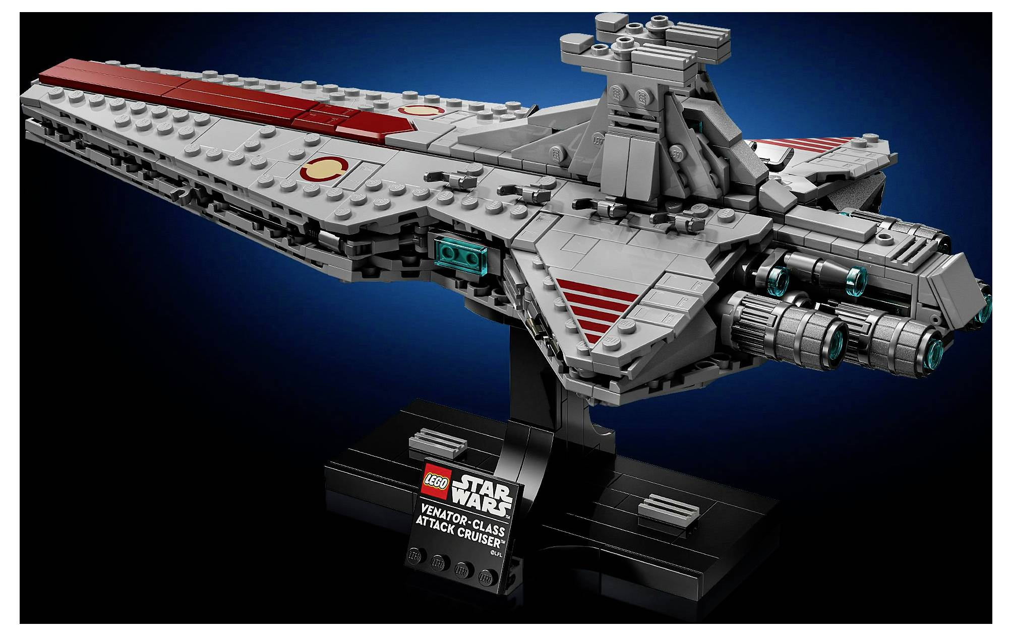 Ein LEGO-Modell eines Venator-Klasse-Angriffskreuzers aus Star Wars auf einem Präsentationsständer, mit roten Akzenten und komplexen Details vor einem blauen Hintergrund.