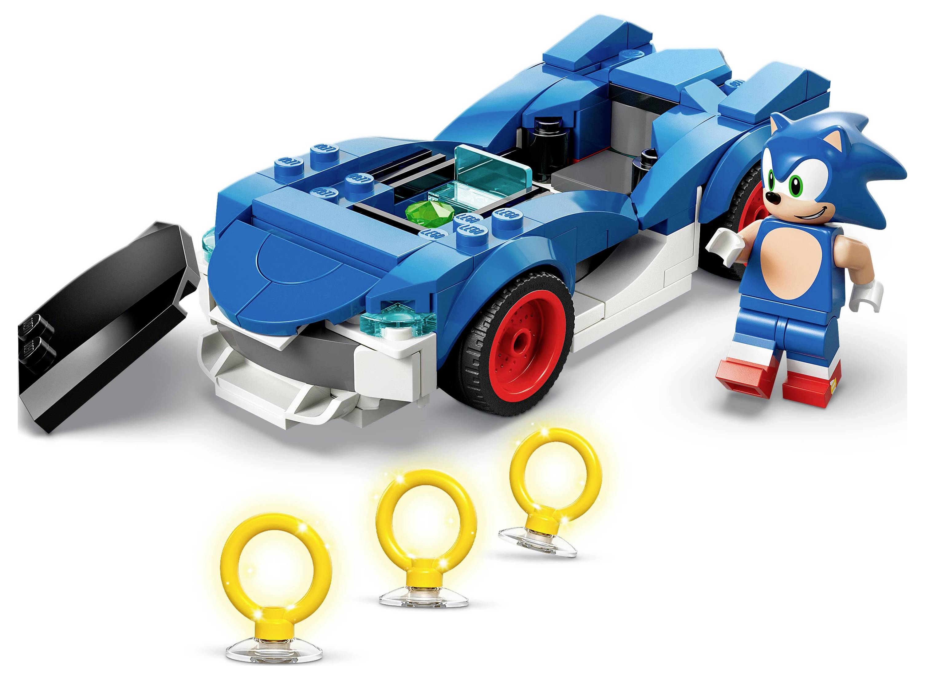 Spielbaukasten mit einem blauen Auto und einer Charakterfigur, vor der sich drei gelbe Ringe befinden. Das Auto hat ein schlankes Design.