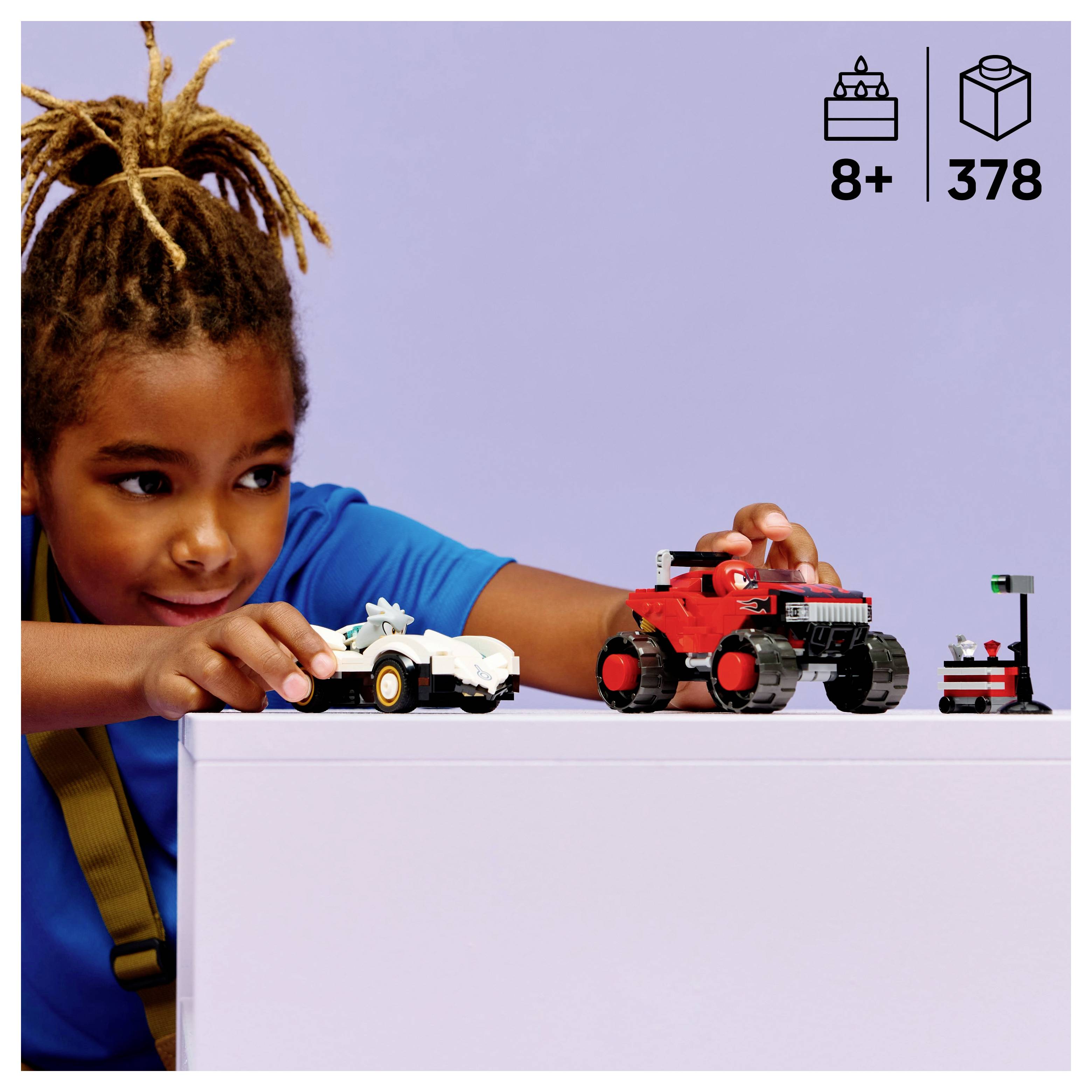 Ein Kind spielt mit Spielfahrzeugen auf einem Tisch, darunter ein weißes Auto und ein rotes Monstertruck. Das Bild weist ein Alter von 8+ und 378 Teile aus.