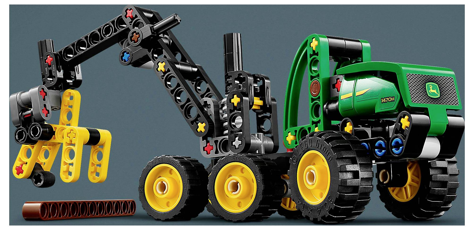 Ein Spielzeug-Konstruktionsset, zusammengebaut zu einem grün-schwarzen, robusten Fahrzeug mit gelben Rädern und einem Greifmechanismus an der Front.
