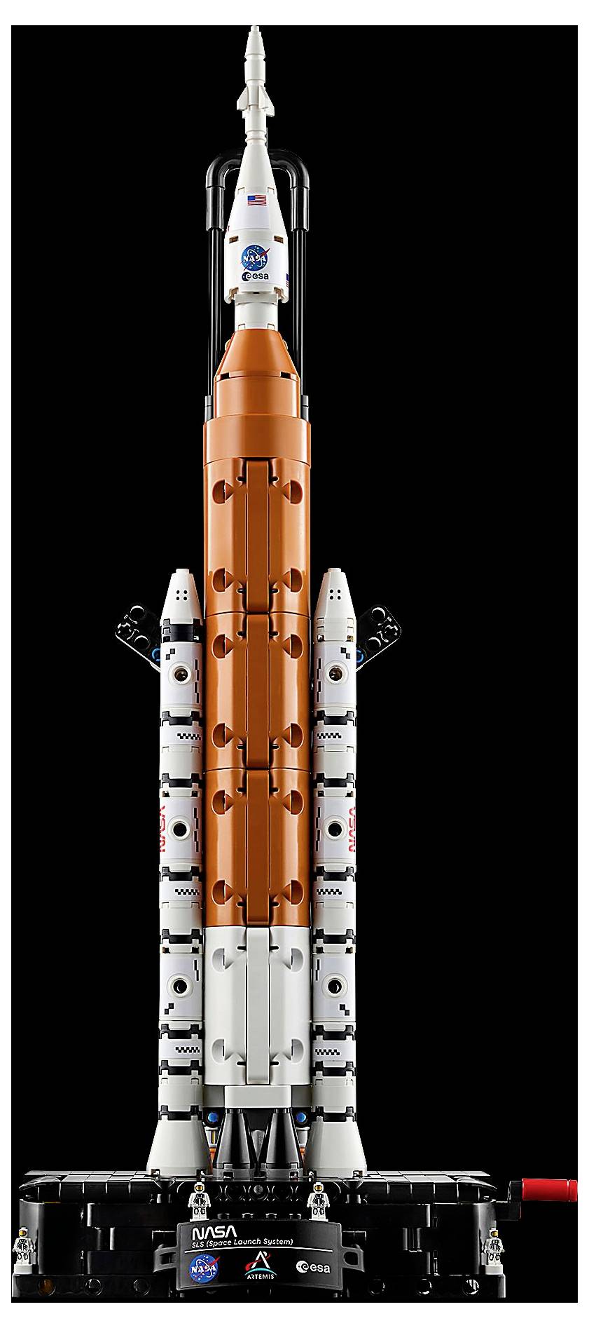 Ein Modell einer NASA-Rakete steht senkrecht auf einem Ausstellungssockel und zeigt orangefarbene und weiße Segmente mit Details, die Triebwerken und Boostern ähneln.