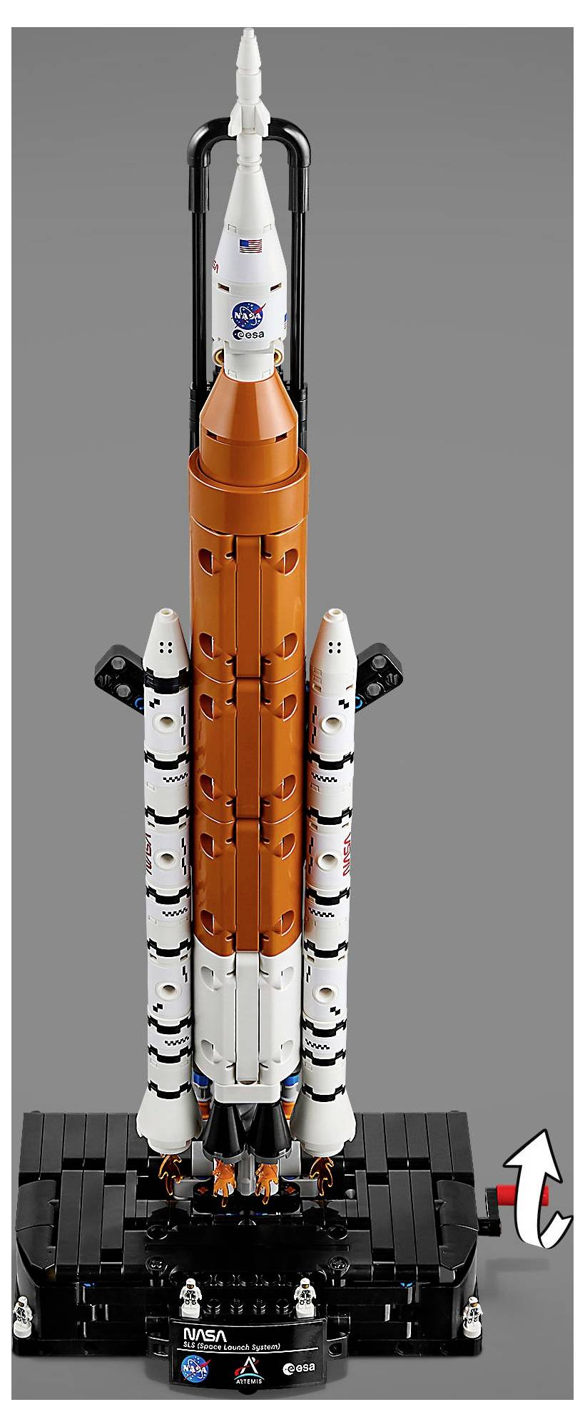 Ein detailliertes LEGO-Modell einer NASA-Rakete, überwiegend in Orange mit weißen Boostern, auf einem Ständer montiert, mit realistischen Details.