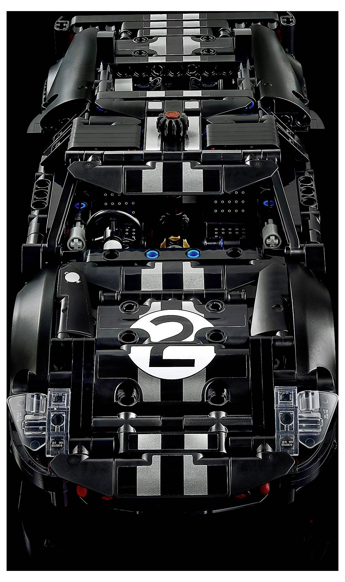 Ein schwarz-weißes Spielzeug-Rennauto mit der Nummer '2' auf der Motorhaube, mit detaillierter Gestaltung und sportlichem Aussehen.