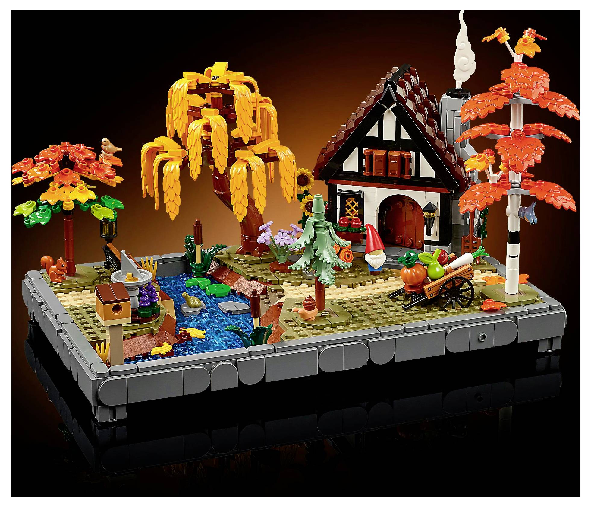 Eine LEGO-Herbstszene mit einem gemütlichen Haus, lebendigen Bäumen mit orangefarbenen Blättern, einem Teich und einem Karren voller Kürbisse, die eine herbstliche Atmosphäre heraufbeschwört.