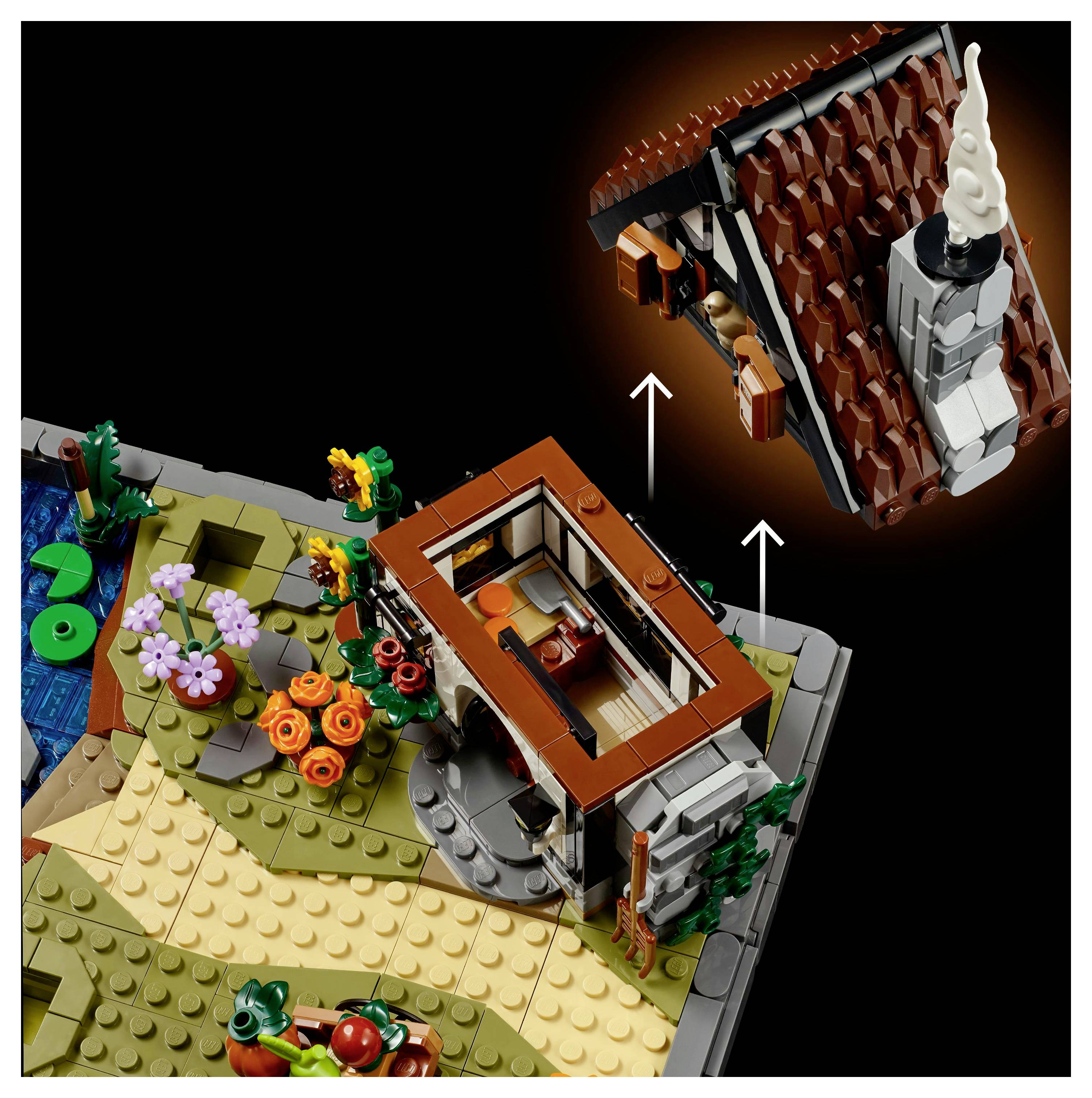 LEGO-Landschaftsdiorama mit abnehmbarer Dachsektion, die einen Innenraum freilegt. Pfeile zeigen den abnehmbaren Dachbereich an.