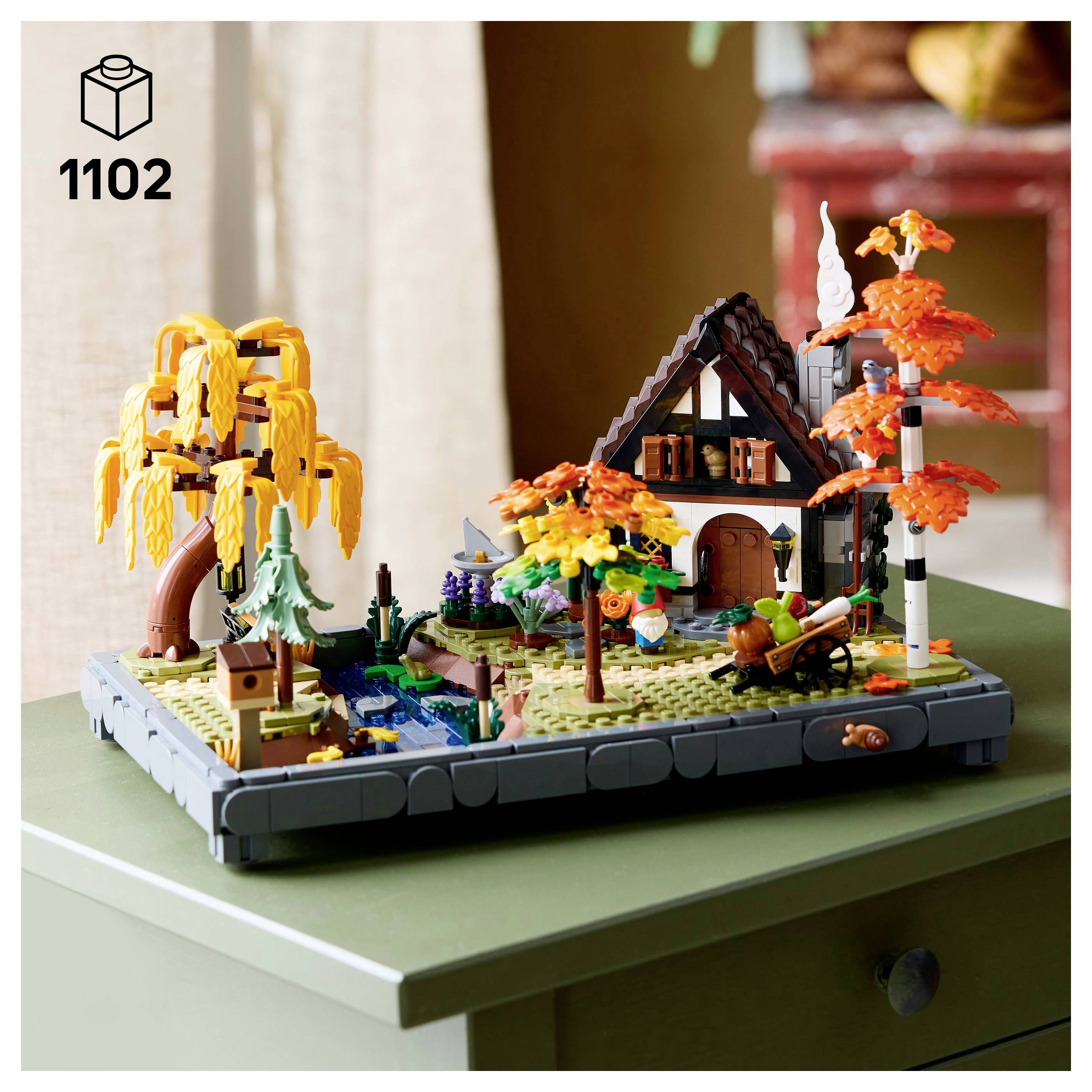 Eine detaillierte LEGO-Set-Szene, die ein herbstliches Haus mit orangefarbenen Bäumen, einem Bach und einer Figur zu Pferd darstellt. Die Box ist mit der Nummer '1102' gekennzeichnet.
