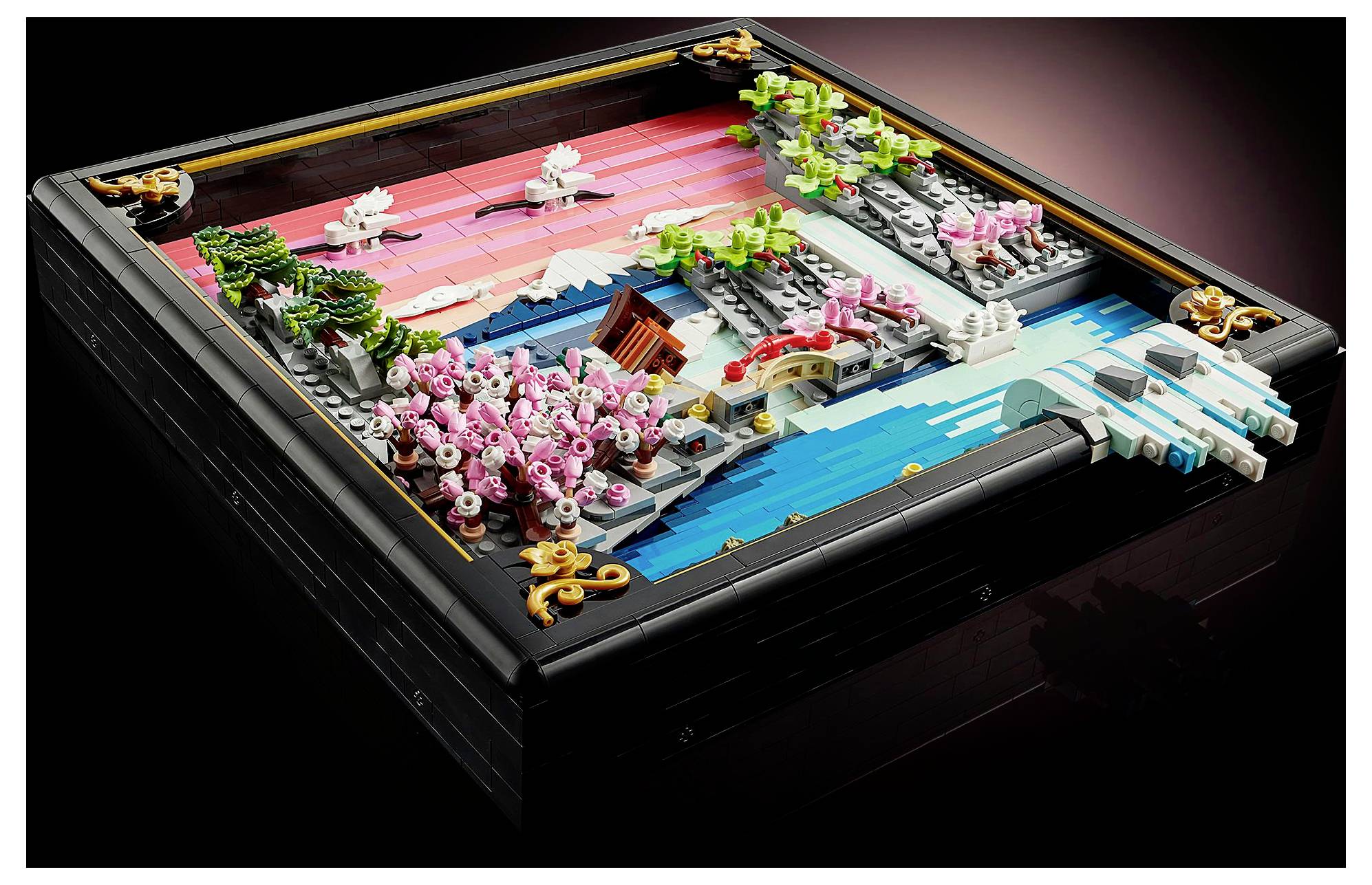 Eine farbenprächtige LEGO-Diorama, die eine japanische Kirschblütenszene mit rosa Bäumen, einem Fluss, einem traditionellen Gebäude und einer Brücke darstellt.