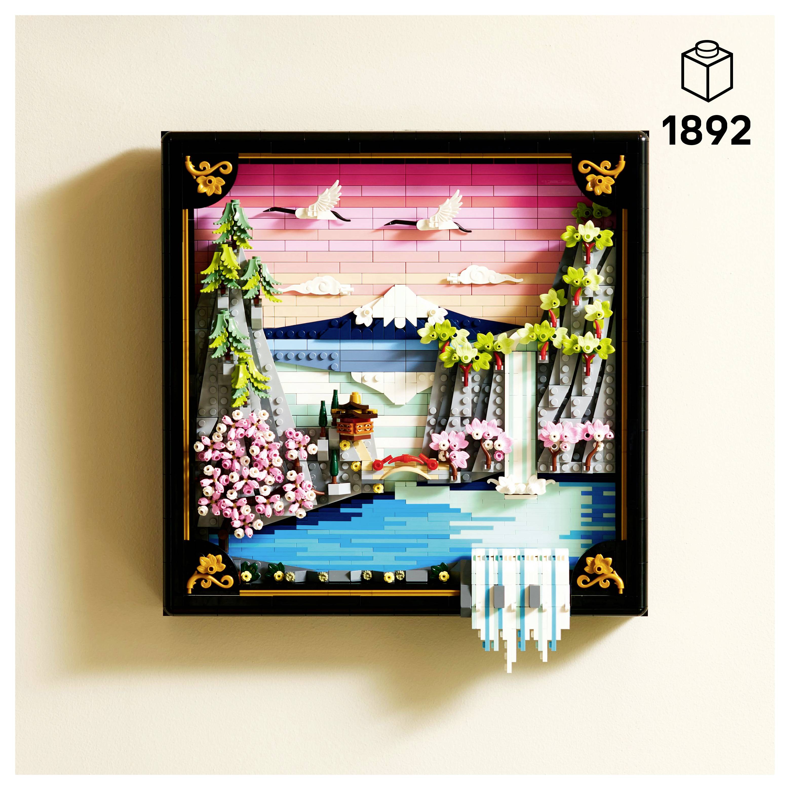 Lego-Diorama mit Kirschblüten, Wasserfall, Brücke und Berg unter einem rosa Himmel, mit kunstvollen Details und leuchtenden Farben.