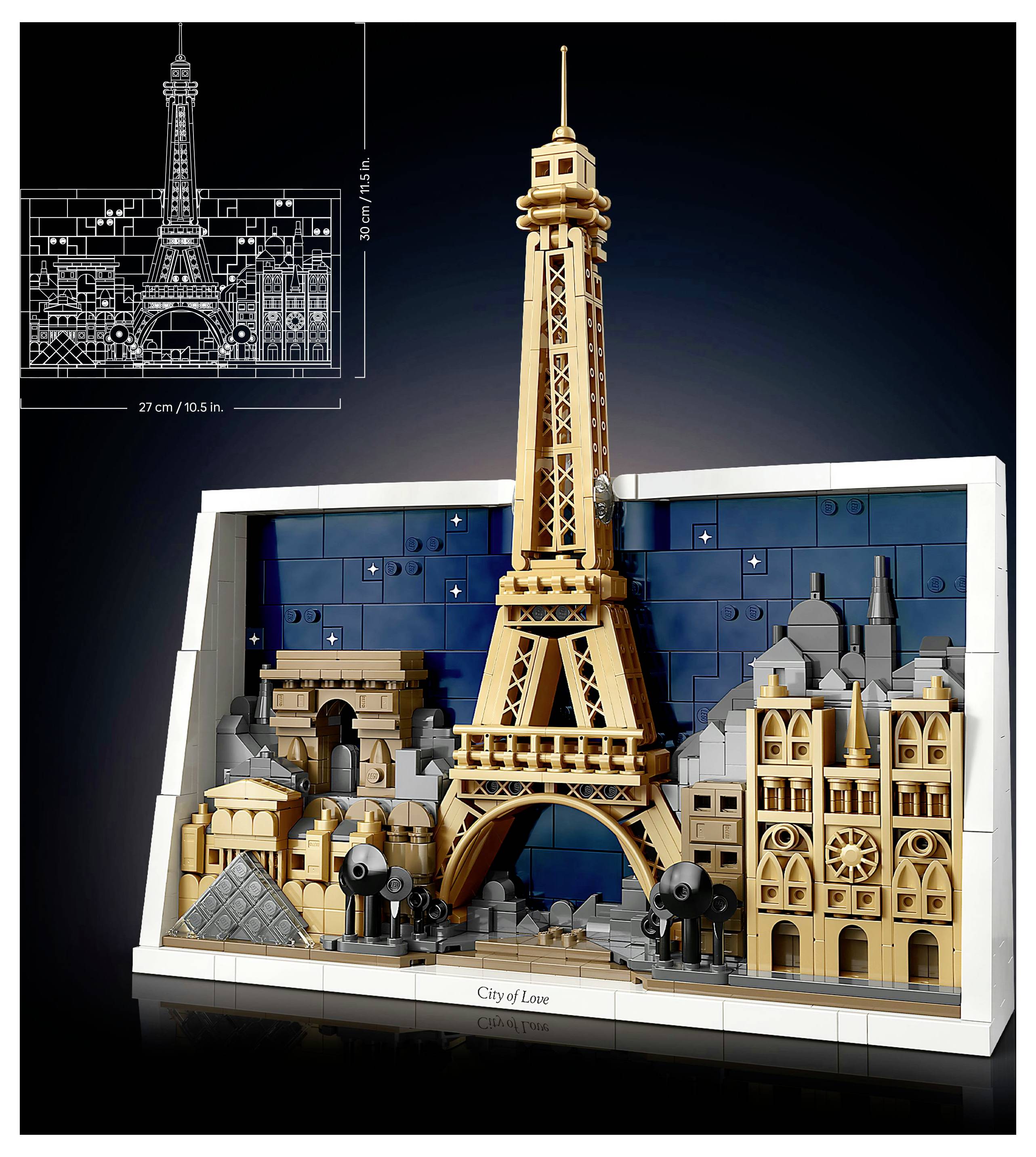 Eiffel-Turm-LEGO-Modell vor einer Kulisse von Pariser Gebäuden, mit einer detaillierten architektonischen Skizze in der linken oberen Ecke.