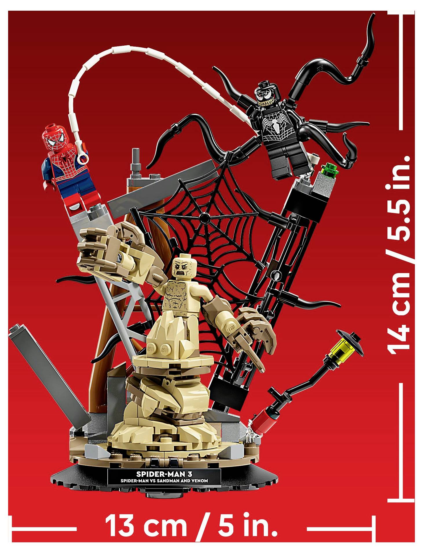 LEGO-Set, das einen Kampf von Spider-Man mit einem detaillierten Sandwesen und einer Netzszene darstellt, misst 14 cm in der Höhe und 13 cm in der Breite.