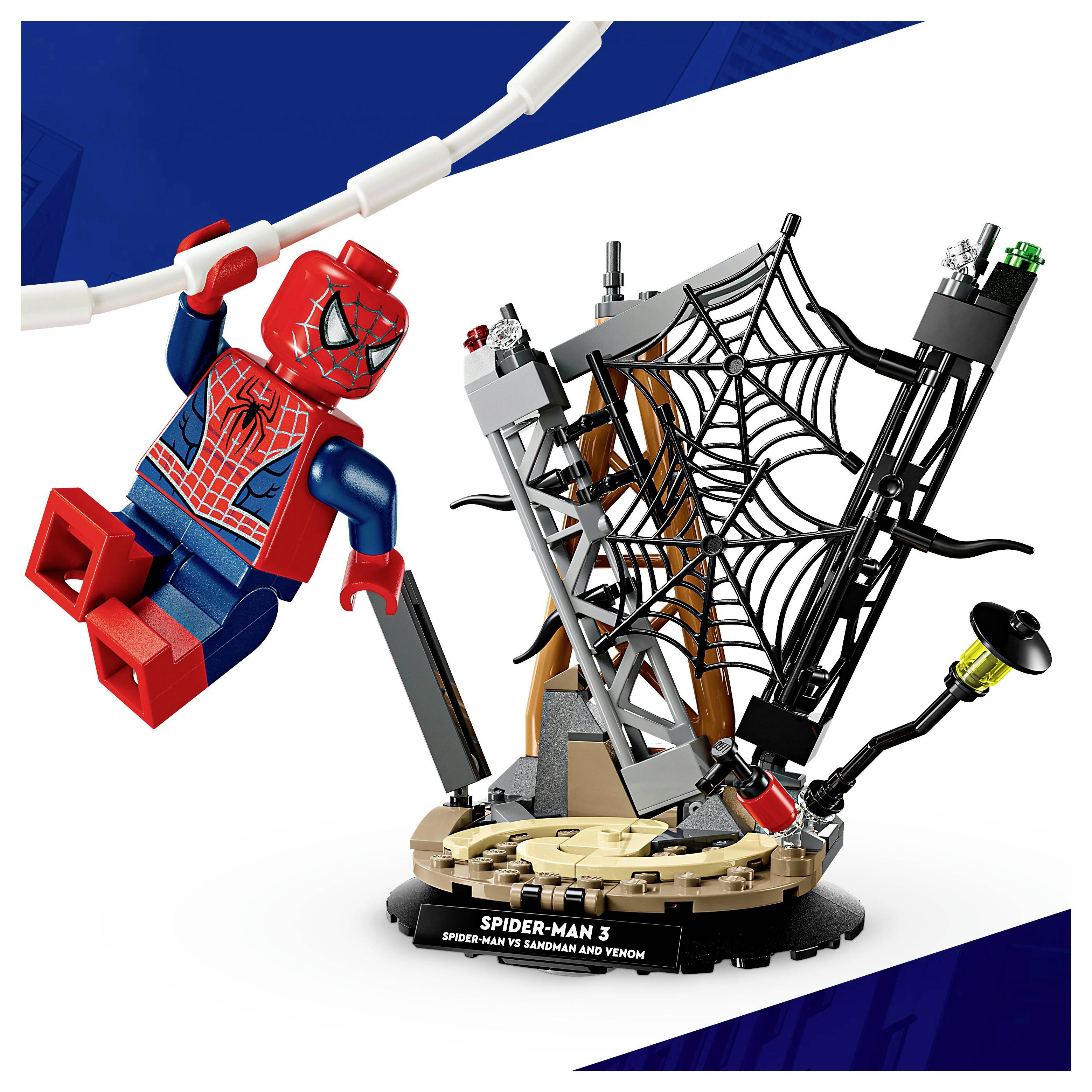 Lego Spider-Man Diorama mit Spider-Man, der an einem Netz schwingt, mit detaillierter Spinnennetz-Anzeige und Zubehör aus 'Spider-Man 3'.