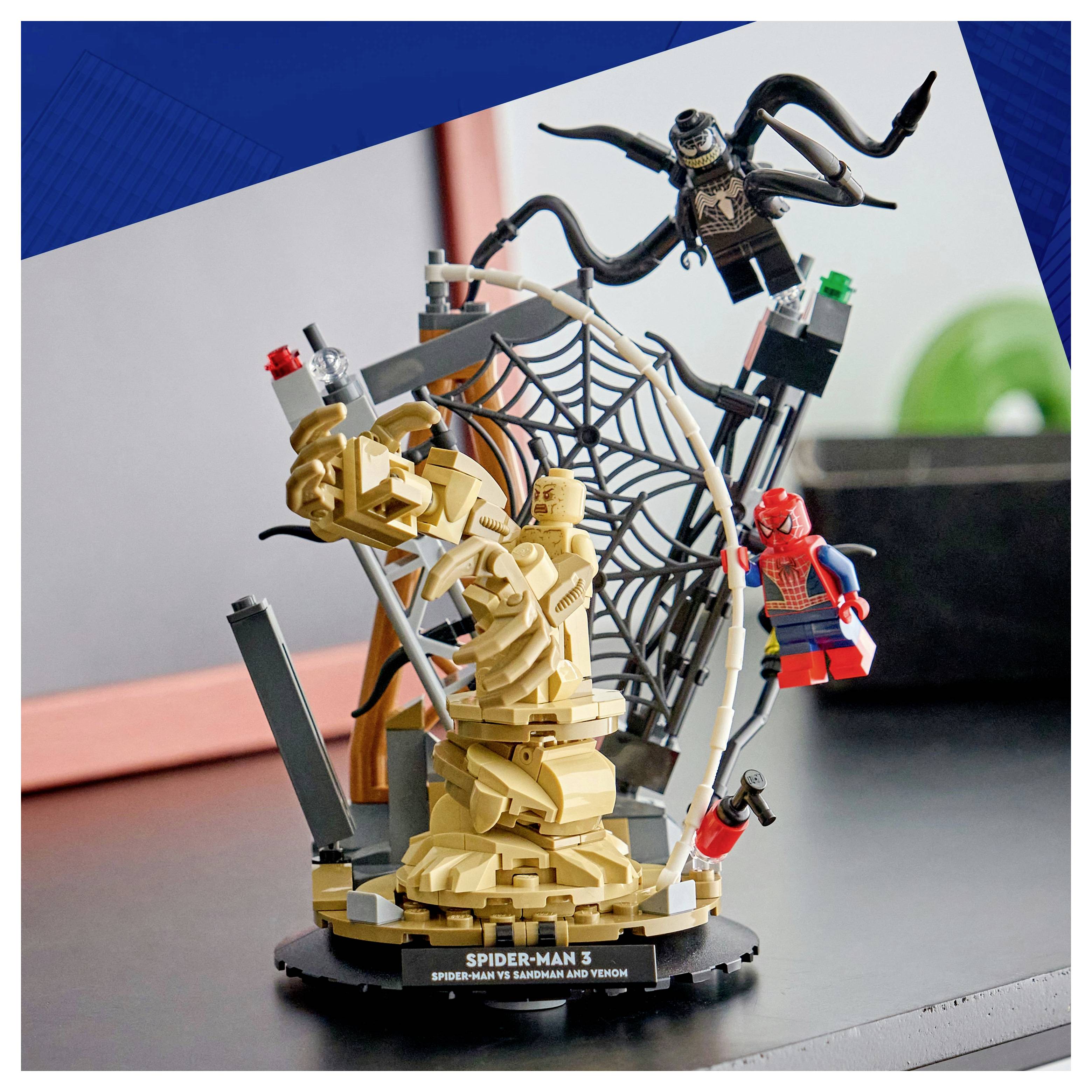 Eine Lego-Diorama, die Spider-Man zeigt, wie er Bösewichte um eine skulpturierte Figur herum konfrontiert, mit Netz- und Gerüstelementen in einem Raum.