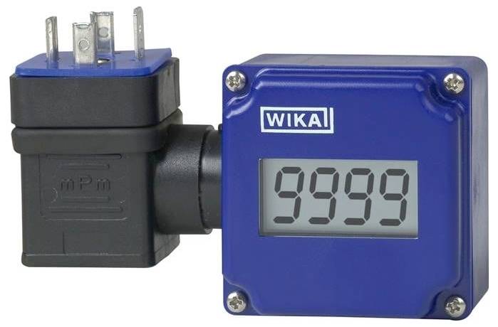 Ein digitales Manometer mit einem blauen Gehäuse zeigt eine Anzeige von '9999'.