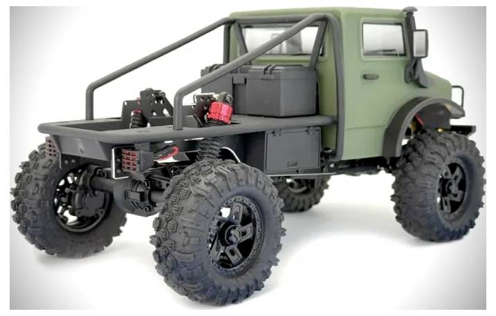 Ein grünes Geländewagen-Modellauto mit großen, robusten Reifen und einem Überrollkäfig, von hinten betrachtet.
