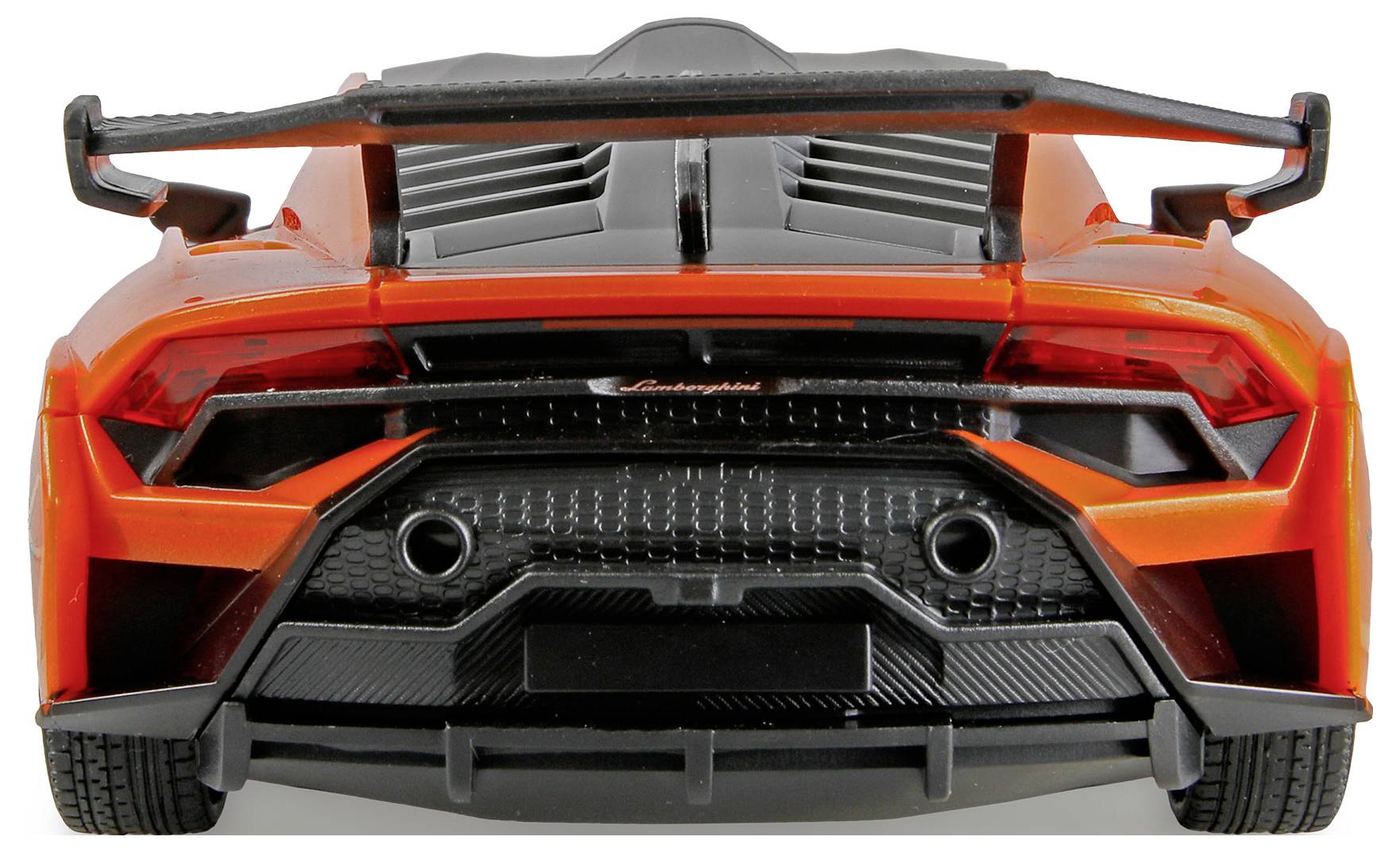 Heckansicht eines orangefarbenen Sportwagens mit großem Spoiler, Doppel-Auspuffanlagen und detaillierten Rücklichtern, die das aggressive Design des Fahrzeugs zur Geltung bringen.