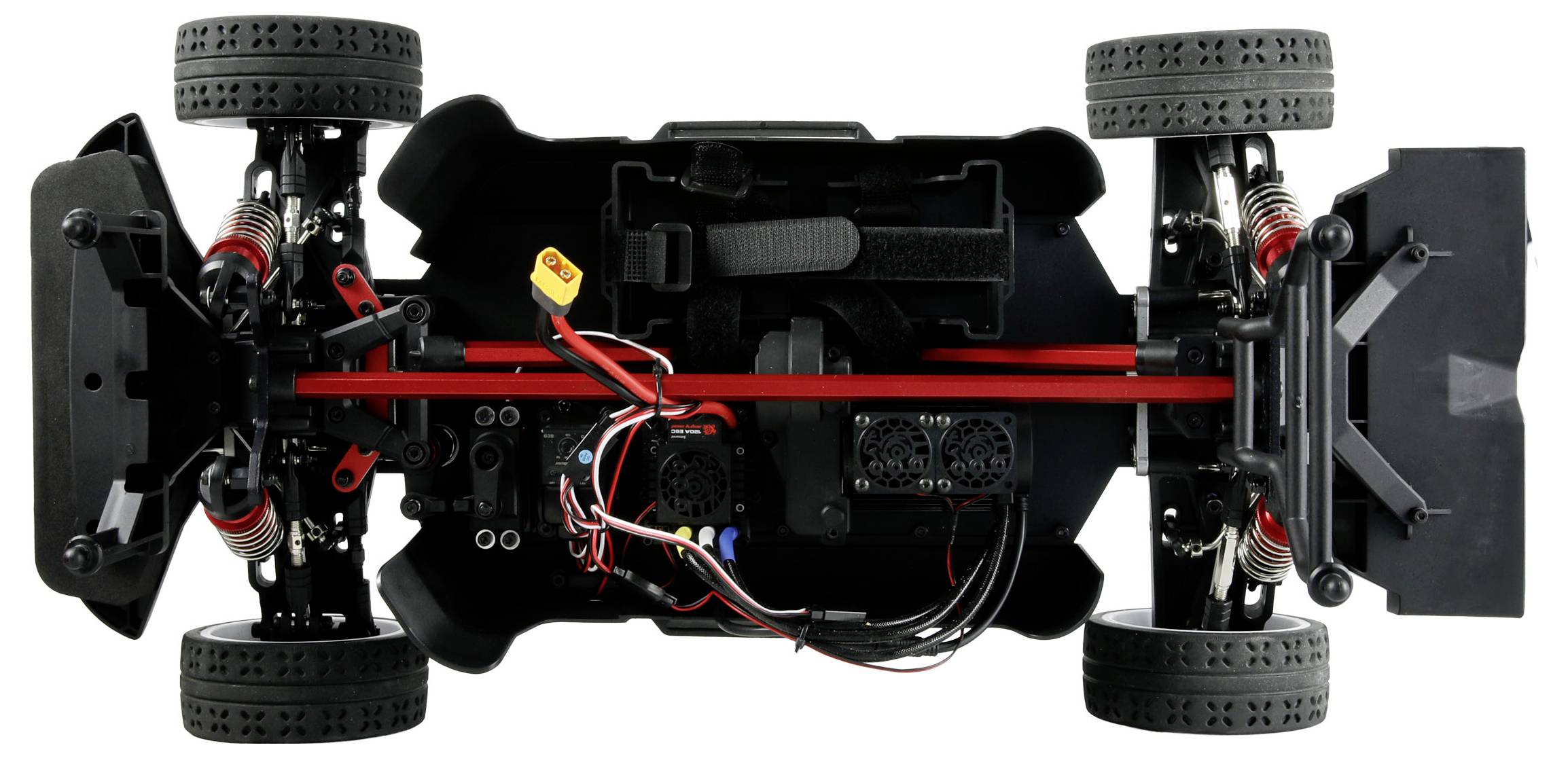 Luftaufnahme eines ferngesteuerten Autofahrgestells, das Reifen, Federung, Verkabelung und Motoren zeigt.