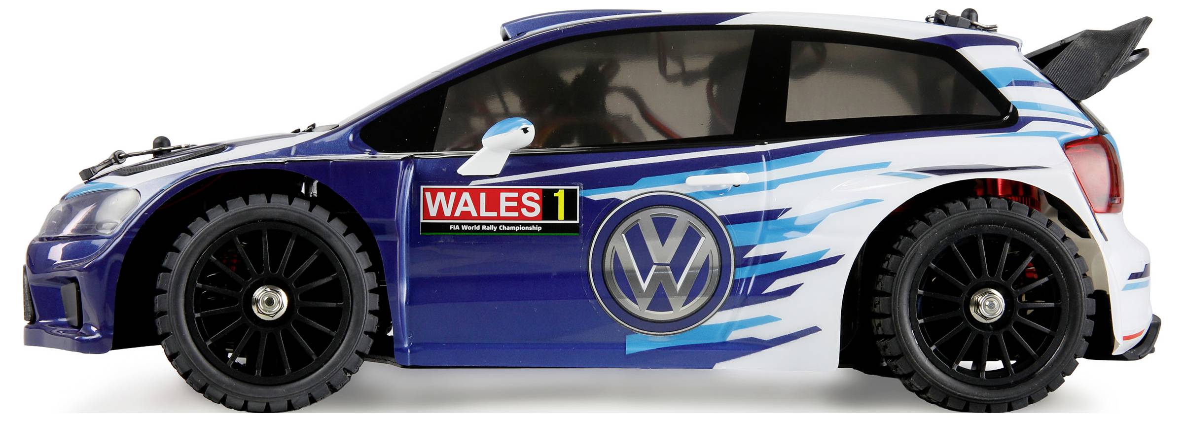 Ein blaues und weißes Spielzeug-Rennfahrzeug mit VW-Logo und 'Wales'-Aufkleber an der Seite, ausgestattet mit schwarzen Rädern und aerodynamischer Gestaltung.