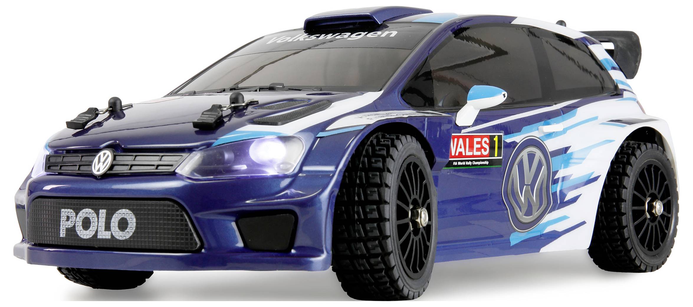 Ein blauer Volkswagen Polo Spielzeug-Fernlenkwagen mit sportlichen Aufklebern und realistischen Details, einschließlich Markierung und schwarzen Reifen.